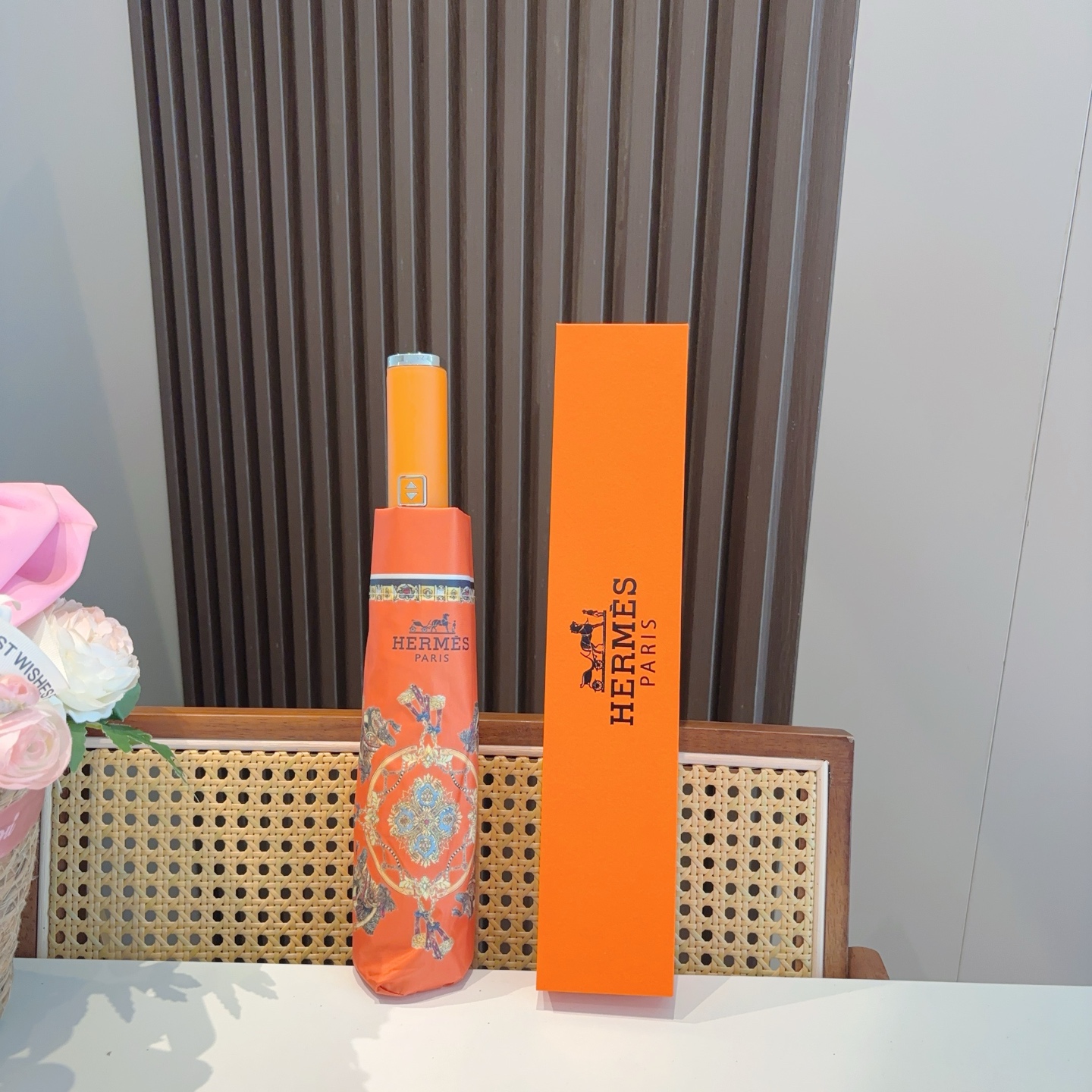     爱马仕（Hermès）新款极品H家三折自动伞重磅呈现 以其精湛的工艺技术和源源不断的想像力 新涂