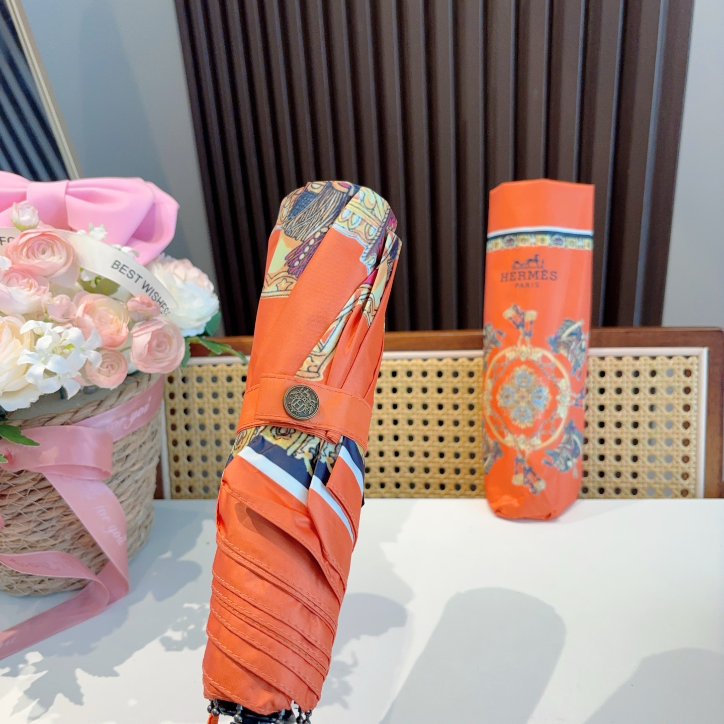     爱马仕（Hermès）新款极品H家三折自动伞重磅呈现 以其精湛的工艺技术和源源不断的想像力 新涂