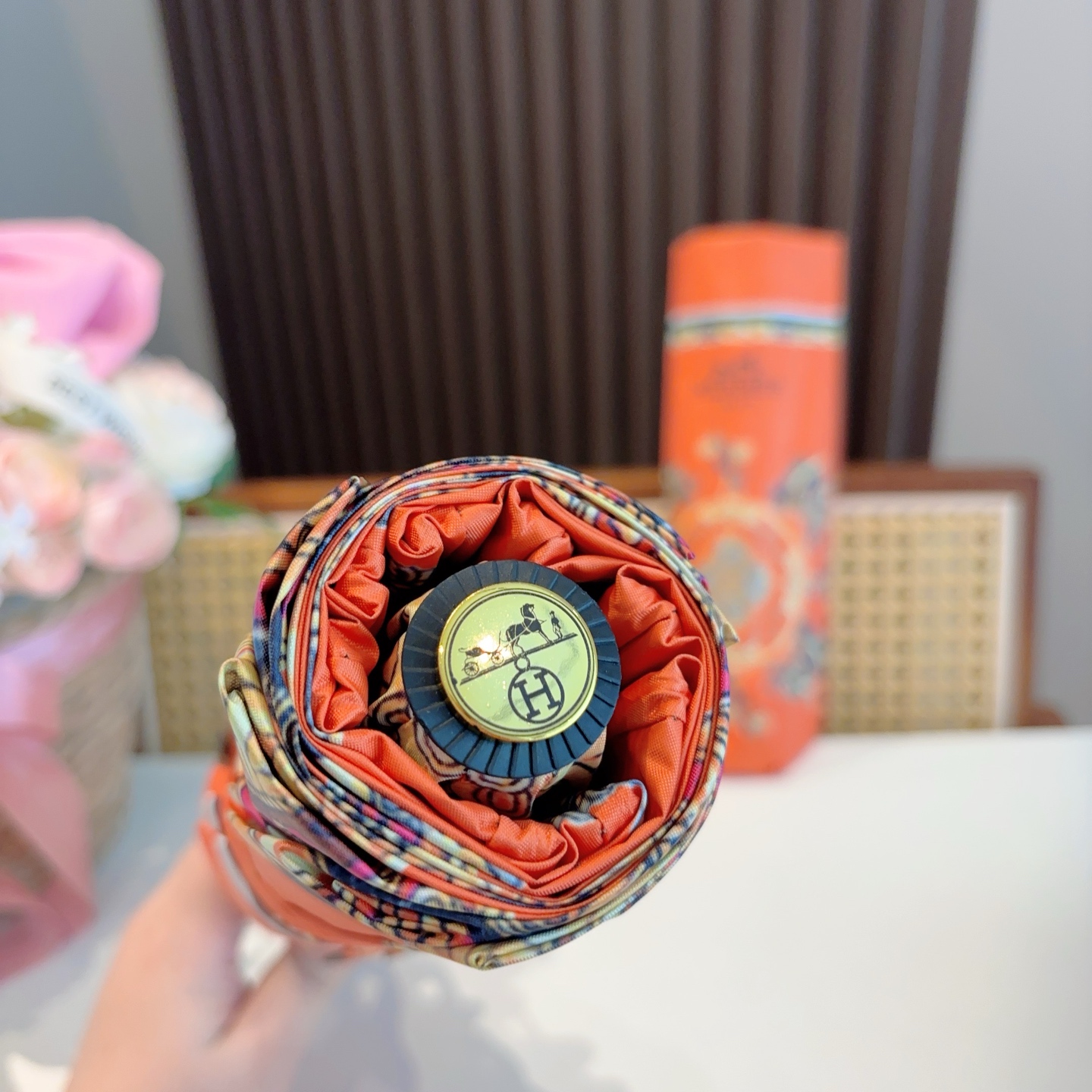     爱马仕（Hermès）新款极品H家三折自动伞重磅呈现 以其精湛的工艺技术和源源不断的想像力 新涂