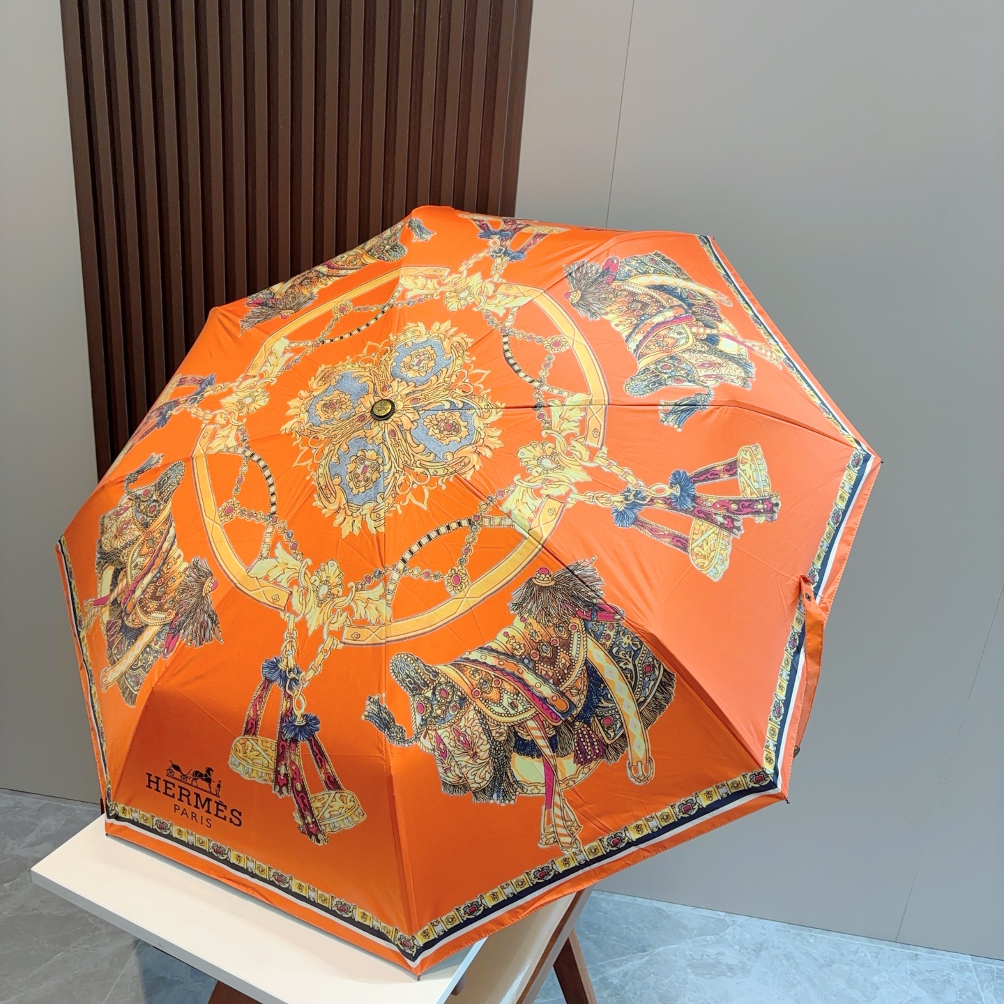     爱马仕（Hermès）新款极品H家三折自动伞重磅呈现 以其精湛的工艺技术和源源不断的想像力 新涂