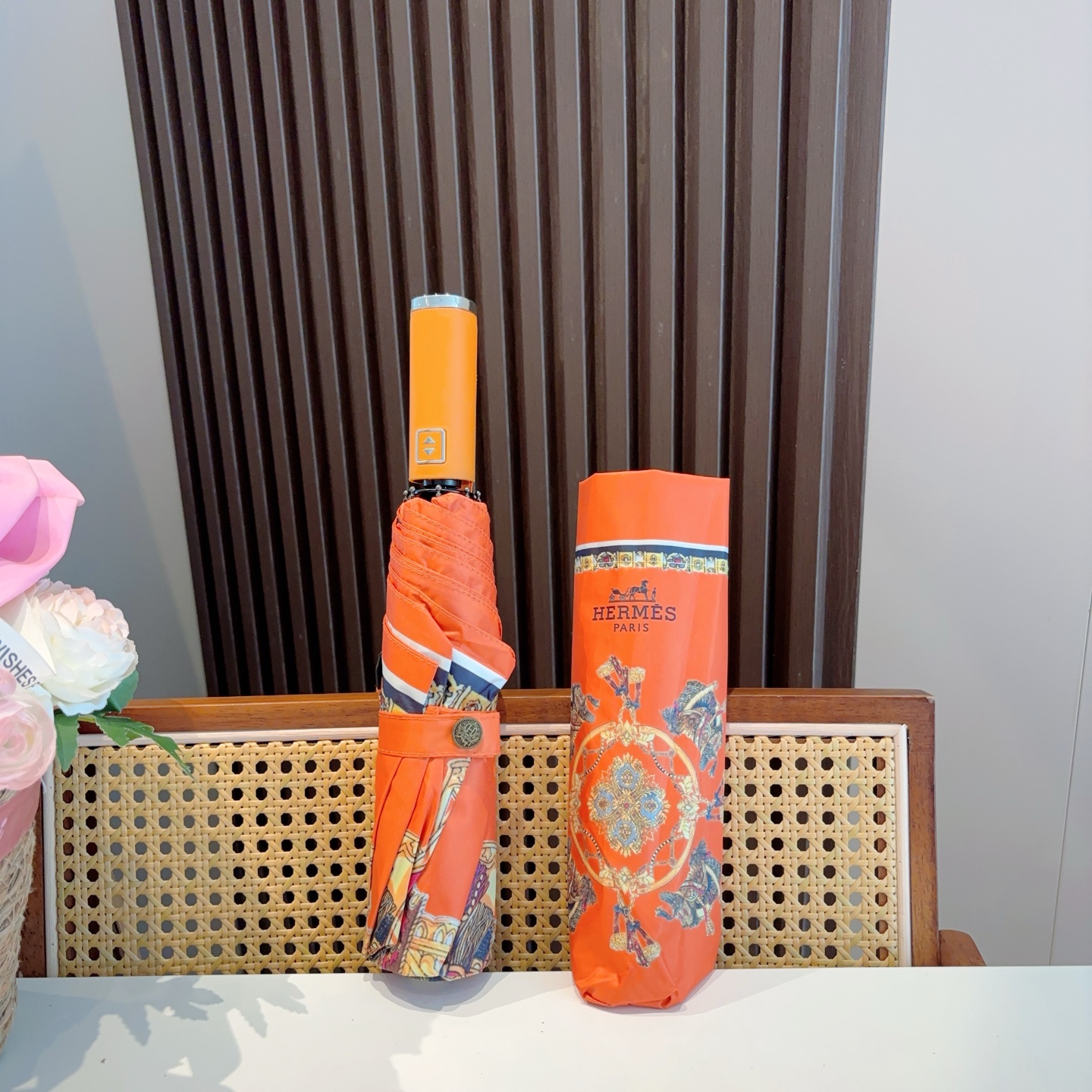     爱马仕（Hermès）新款极品H家三折自动伞重磅呈现 以其精湛的工艺技术和源源不断的想像力 新涂