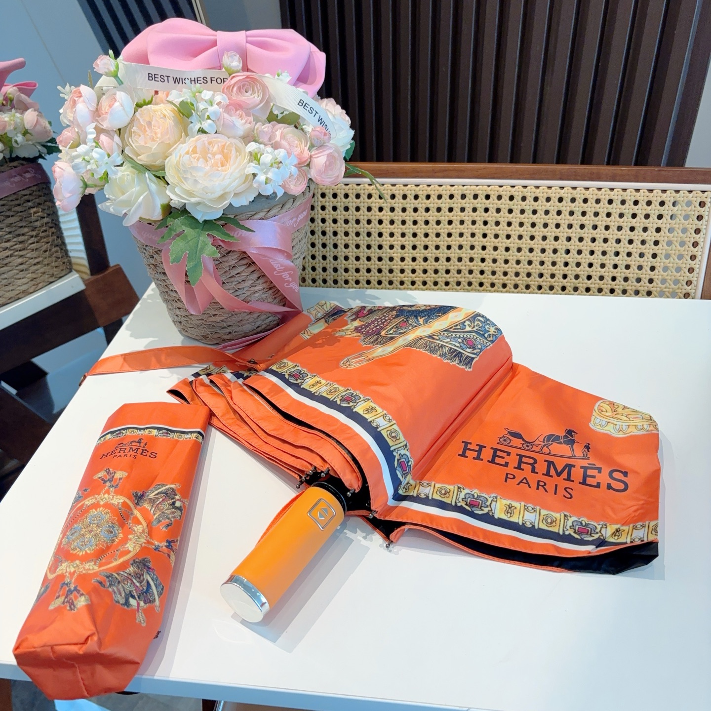     爱马仕（Hermès）新款极品H家三折自动伞重磅呈现 以其精湛的工艺技术和源源不断的想像力 新涂