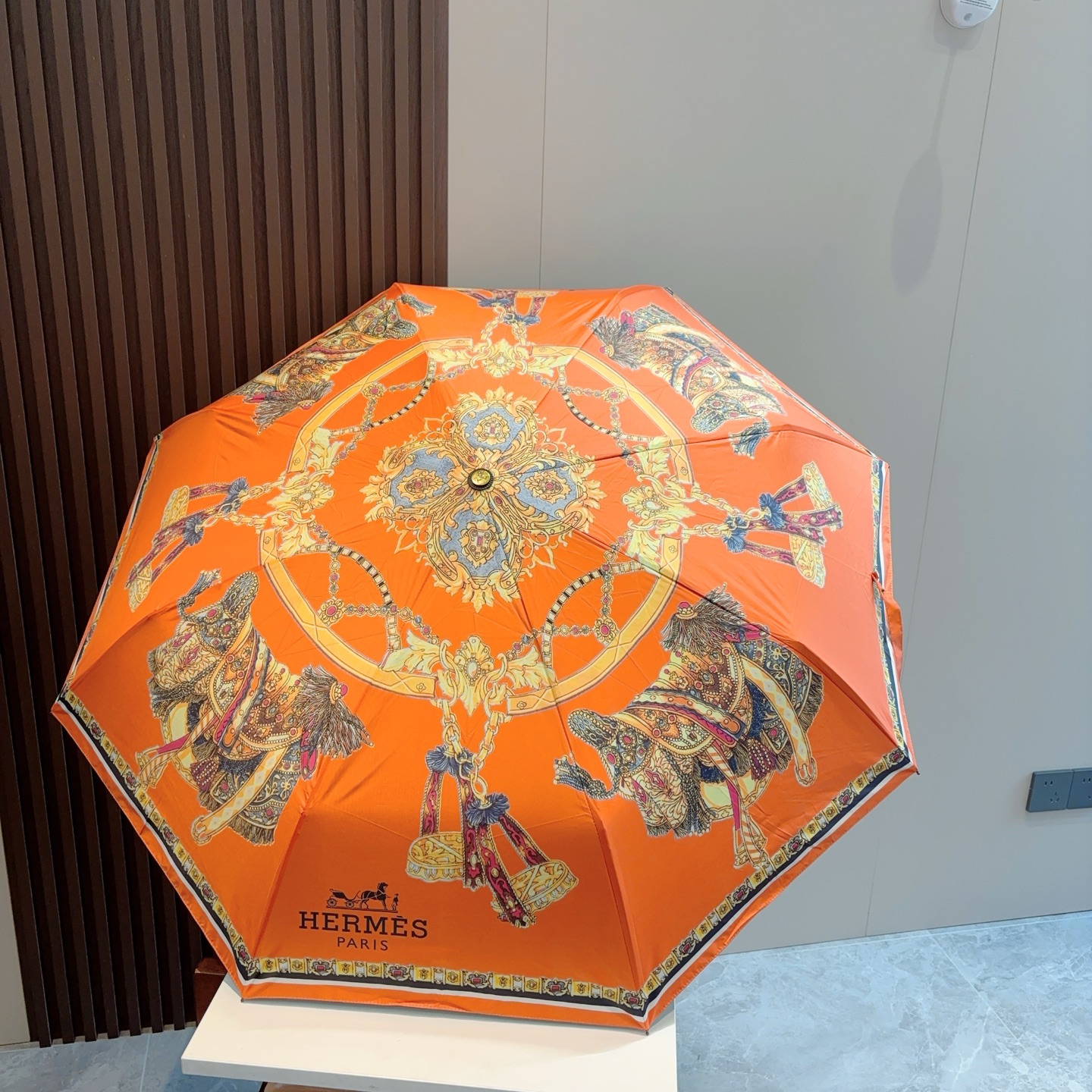     爱马仕（Hermès）新款极品H家三折自动伞重磅呈现 以其精湛的工艺技术和源源不断的想像力 新涂