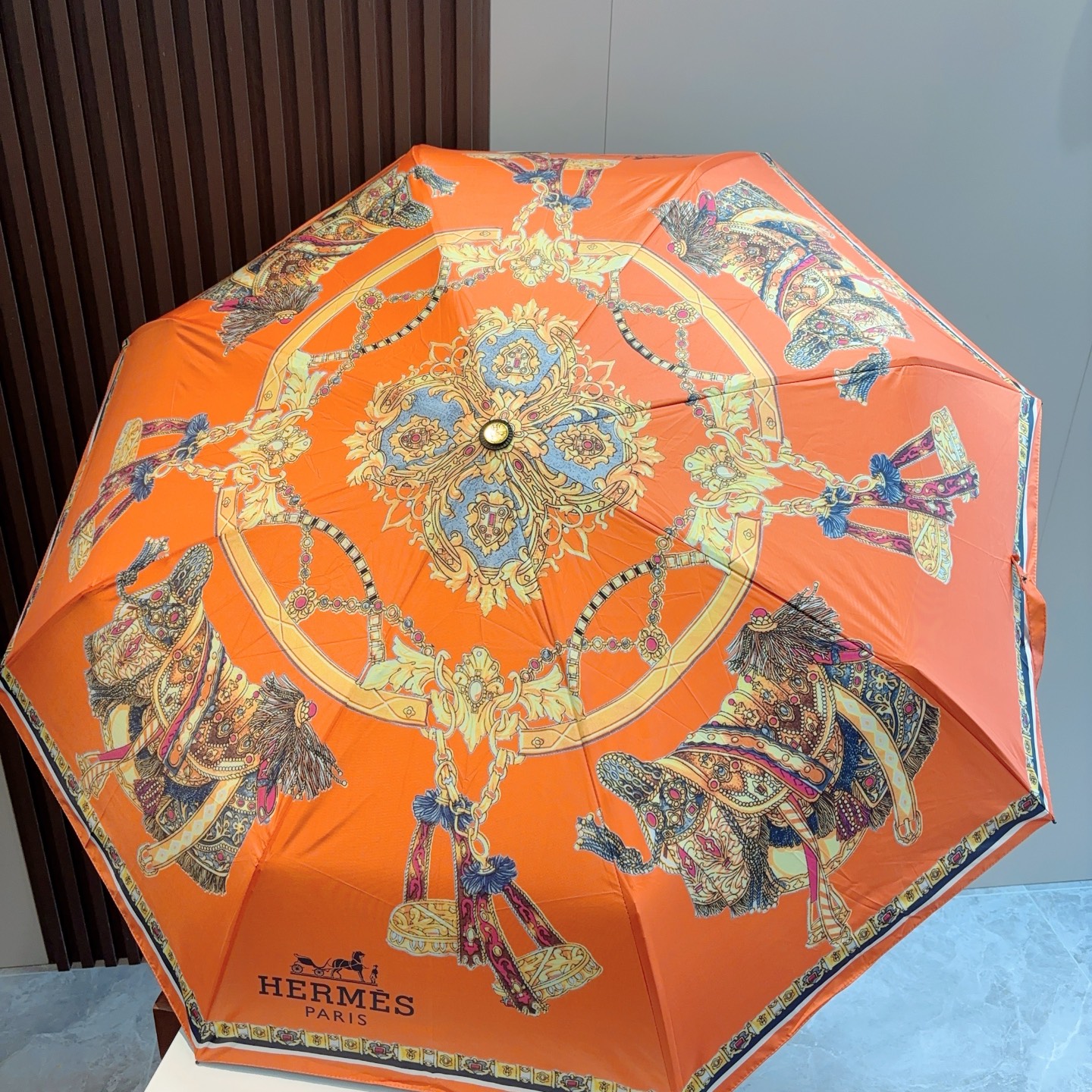     爱马仕（Hermès）新款极品H家三折自动伞重磅呈现 以其精湛的工艺技术和源源不断的想像力 新涂