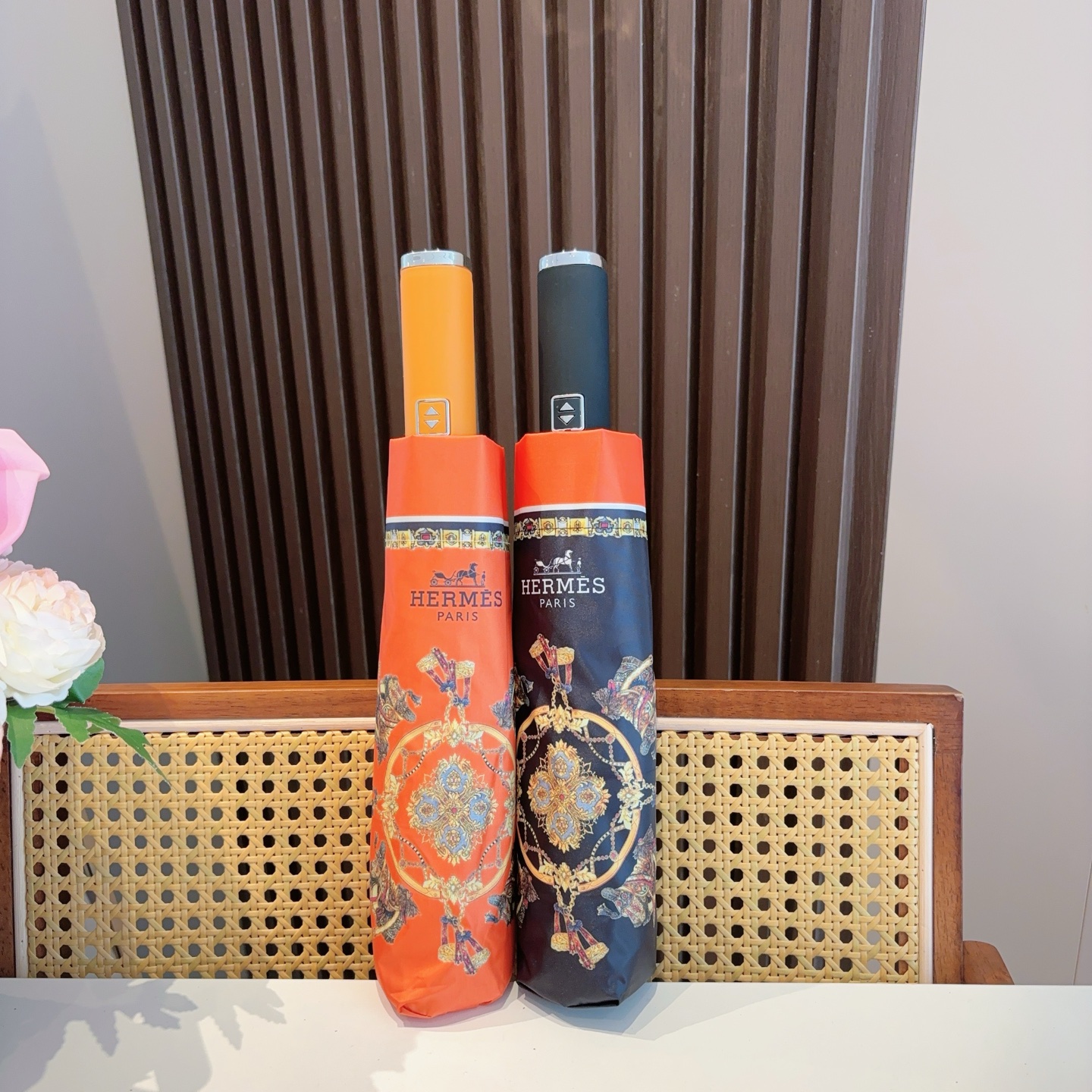    爱马仕（Hermès）新款极品H家三折自动伞重磅呈现 以其精湛的工艺技术和源源不断的想像力 新涂