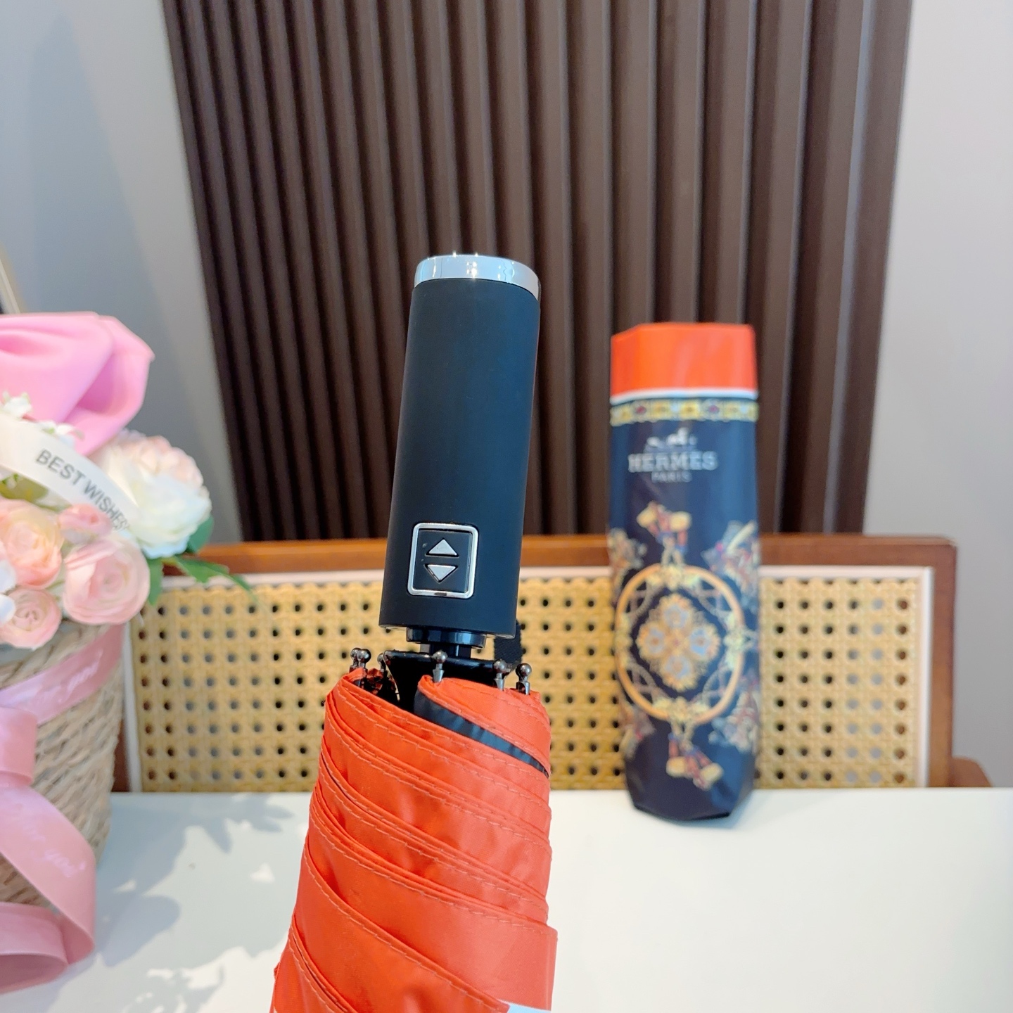     爱马仕（Hermès）新款极品H家三折自动伞重磅呈现 以其精湛的工艺技术和源源不断的想像力 新涂