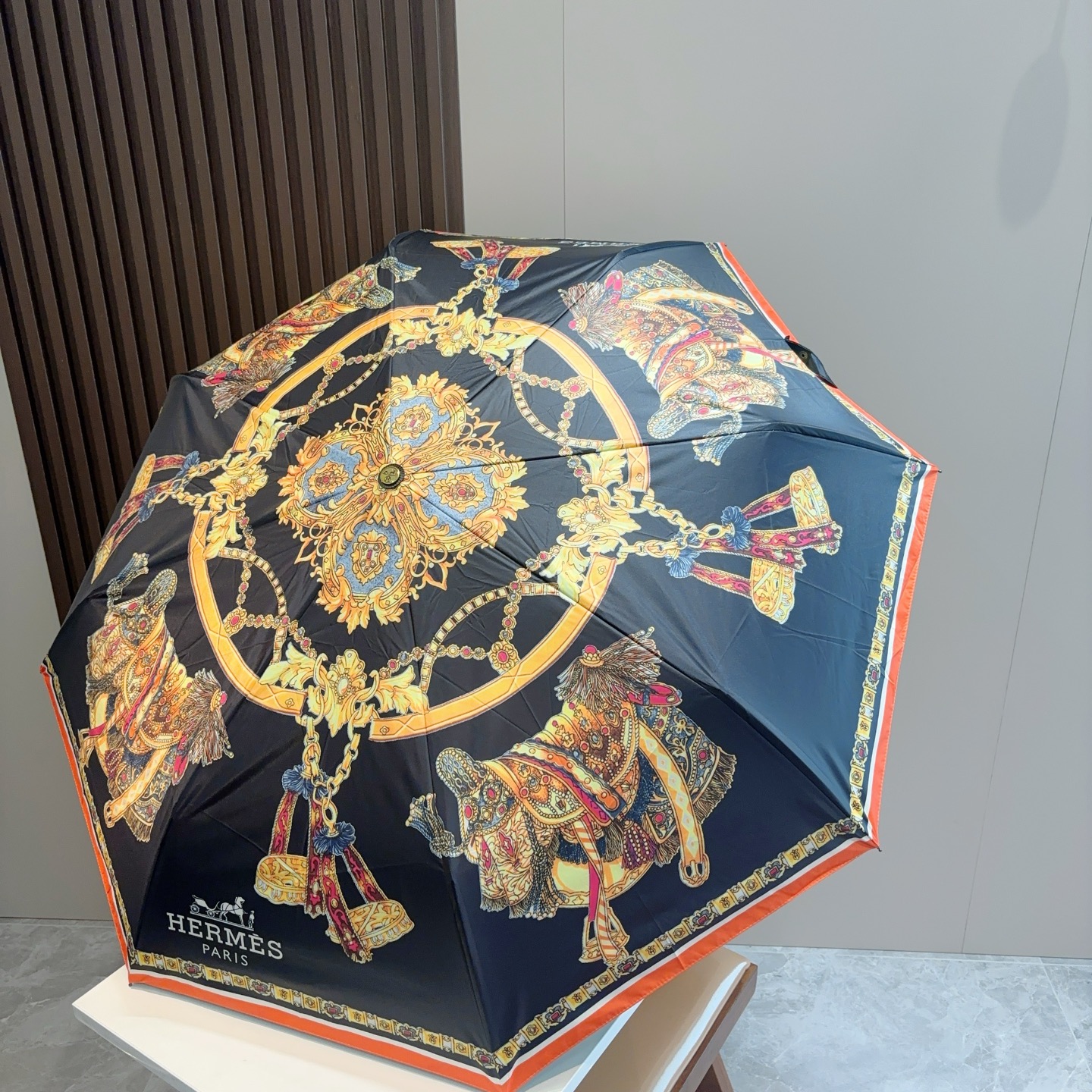    爱马仕（Hermès）新款极品H家三折自动伞重磅呈现 以其精湛的工艺技术和源源不断的想像力 新涂