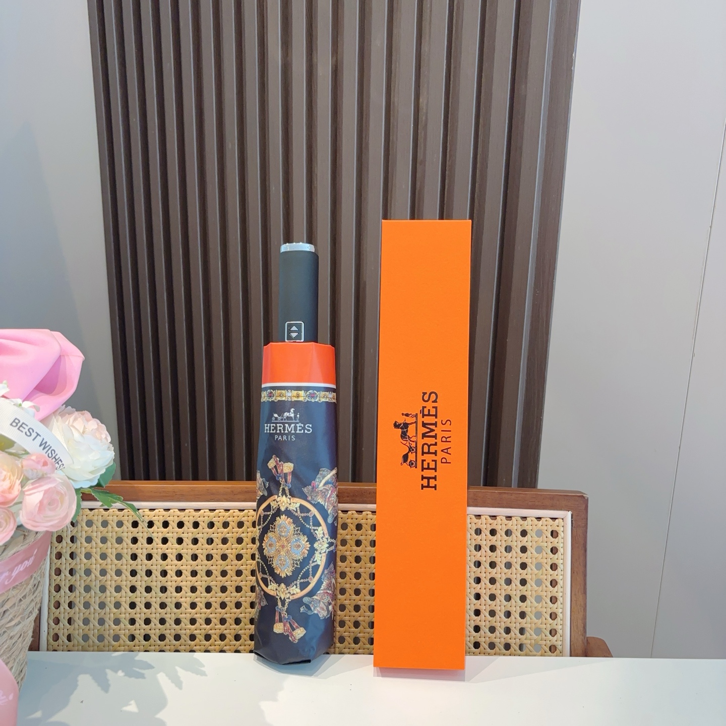     爱马仕（Hermès）新款极品H家三折自动伞重磅呈现 以其精湛的工艺技术和源源不断的想像力 新涂