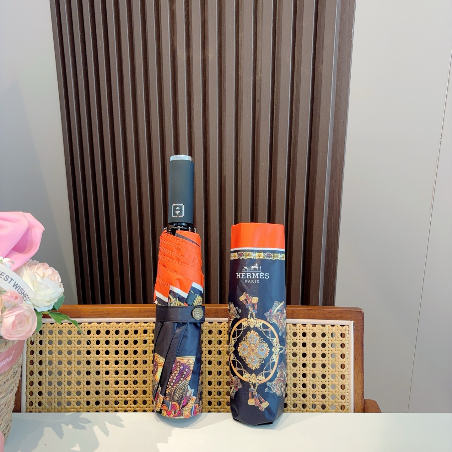     爱马仕（Hermès）新款极品H家三折自动伞重磅呈现 以其精湛的工艺技术和源源不断的想像力 新涂