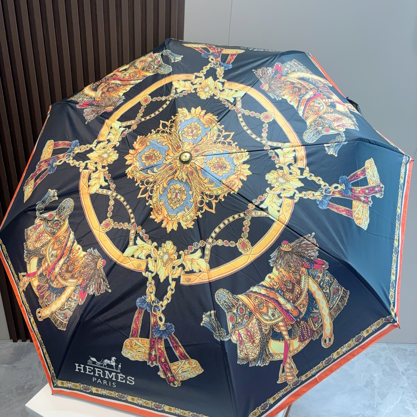     爱马仕（Hermès）新款极品H家三折自动伞重磅呈现 以其精湛的工艺技术和源源不断的想像力 新涂