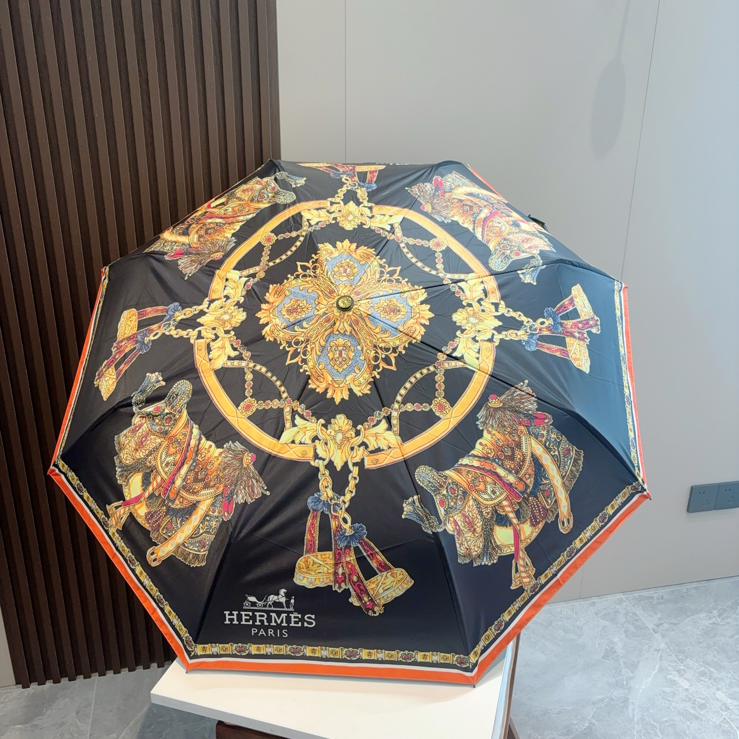     爱马仕（Hermès）新款极品H家三折自动伞重磅呈现 以其精湛的工艺技术和源源不断的想像力 新涂