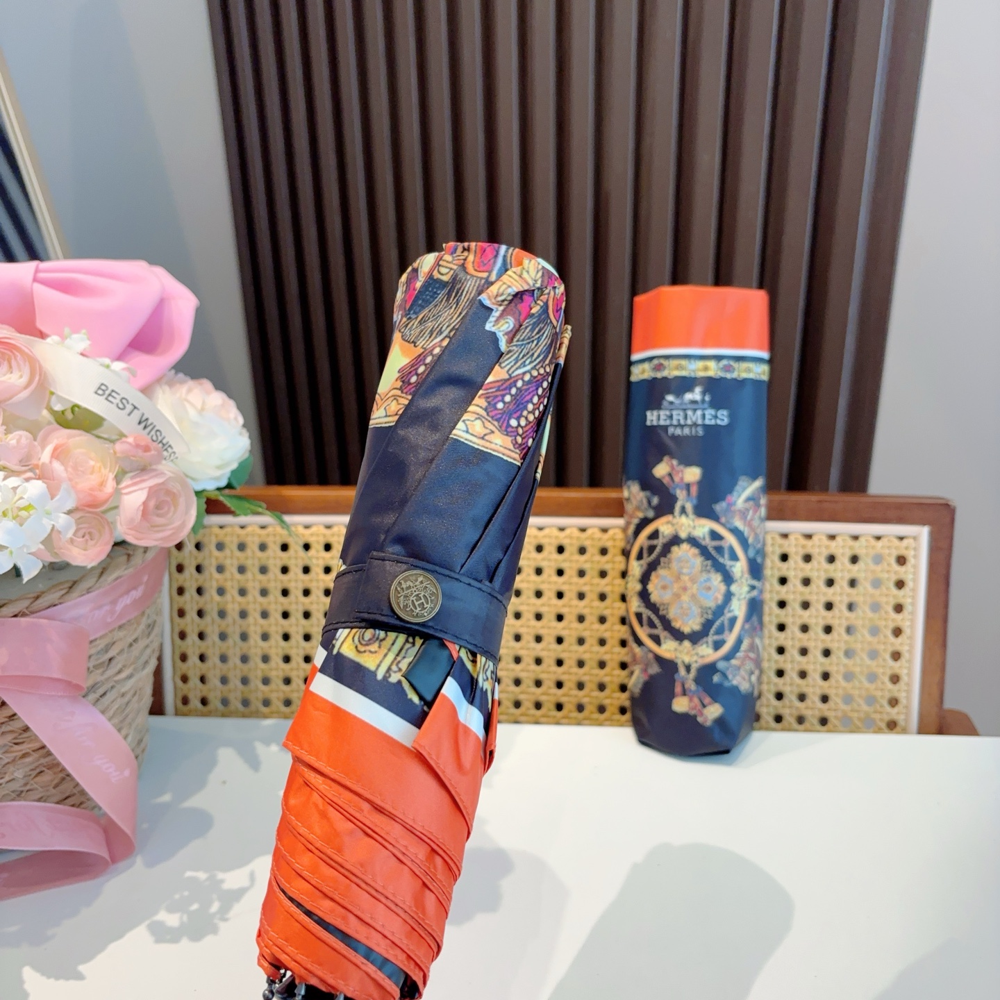     爱马仕（Hermès）新款极品H家三折自动伞重磅呈现 以其精湛的工艺技术和源源不断的想像力 新涂