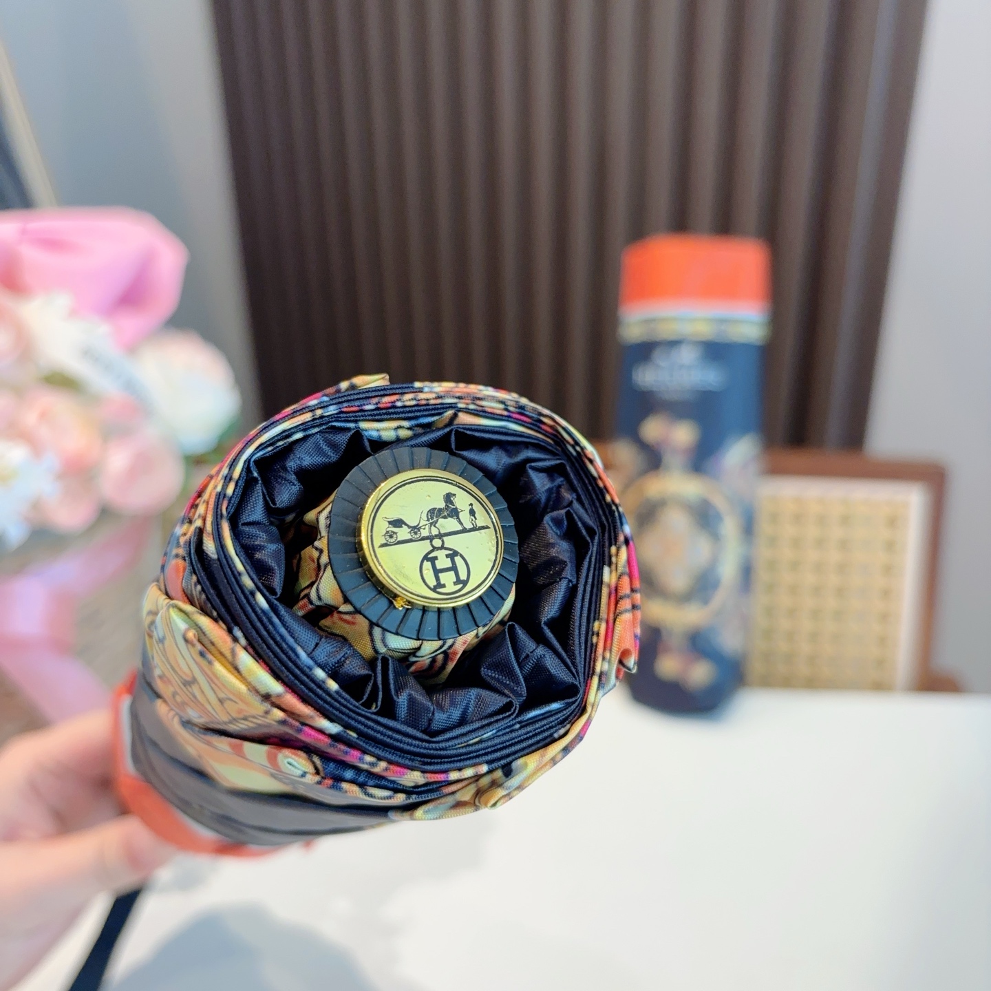     爱马仕（Hermès）新款极品H家三折自动伞重磅呈现 以其精湛的工艺技术和源源不断的想像力 新涂