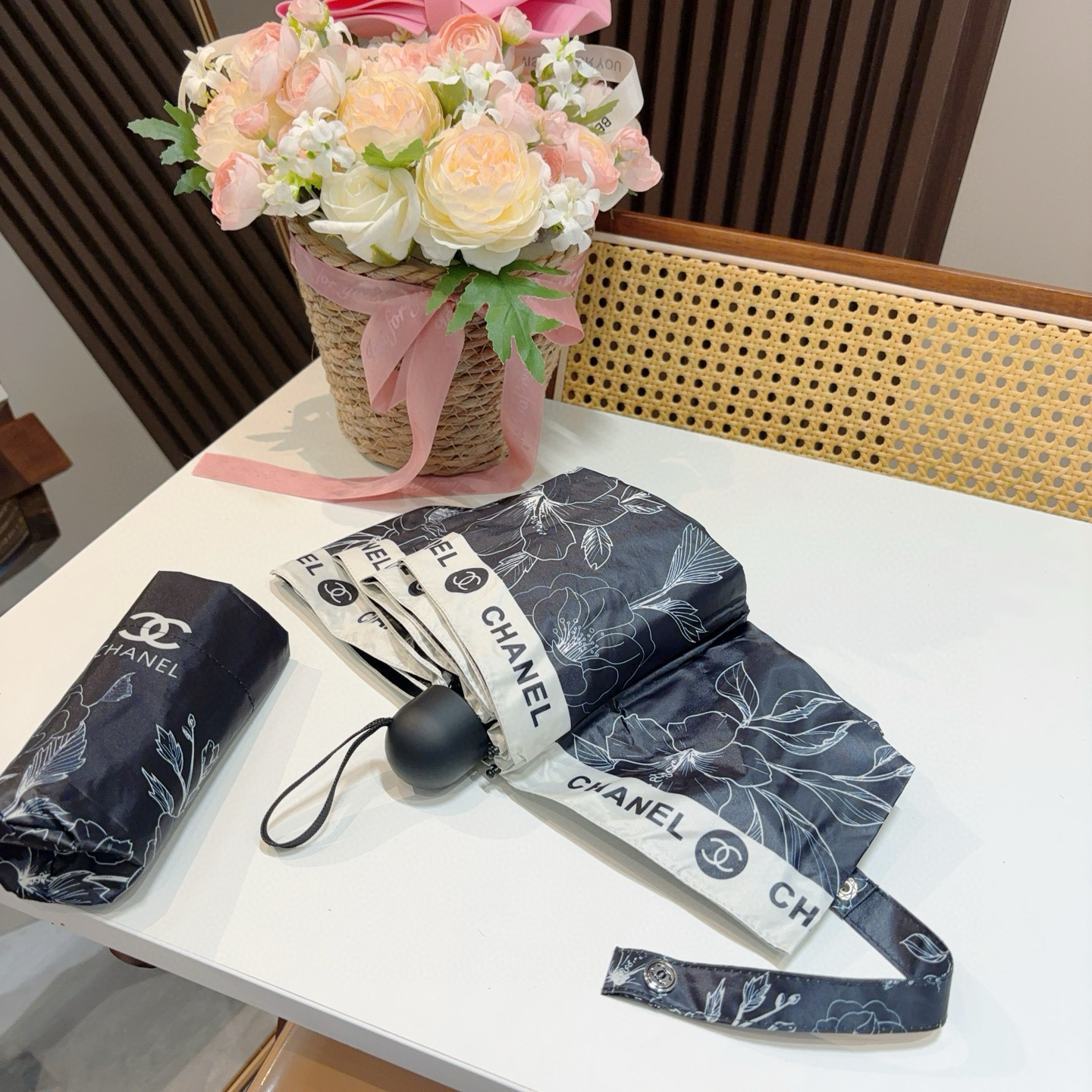  CHANEL（香奈儿）五折手动折叠晴雨伞 选用台湾进口UV防紫外线伞布 原单代工级品质  🌹