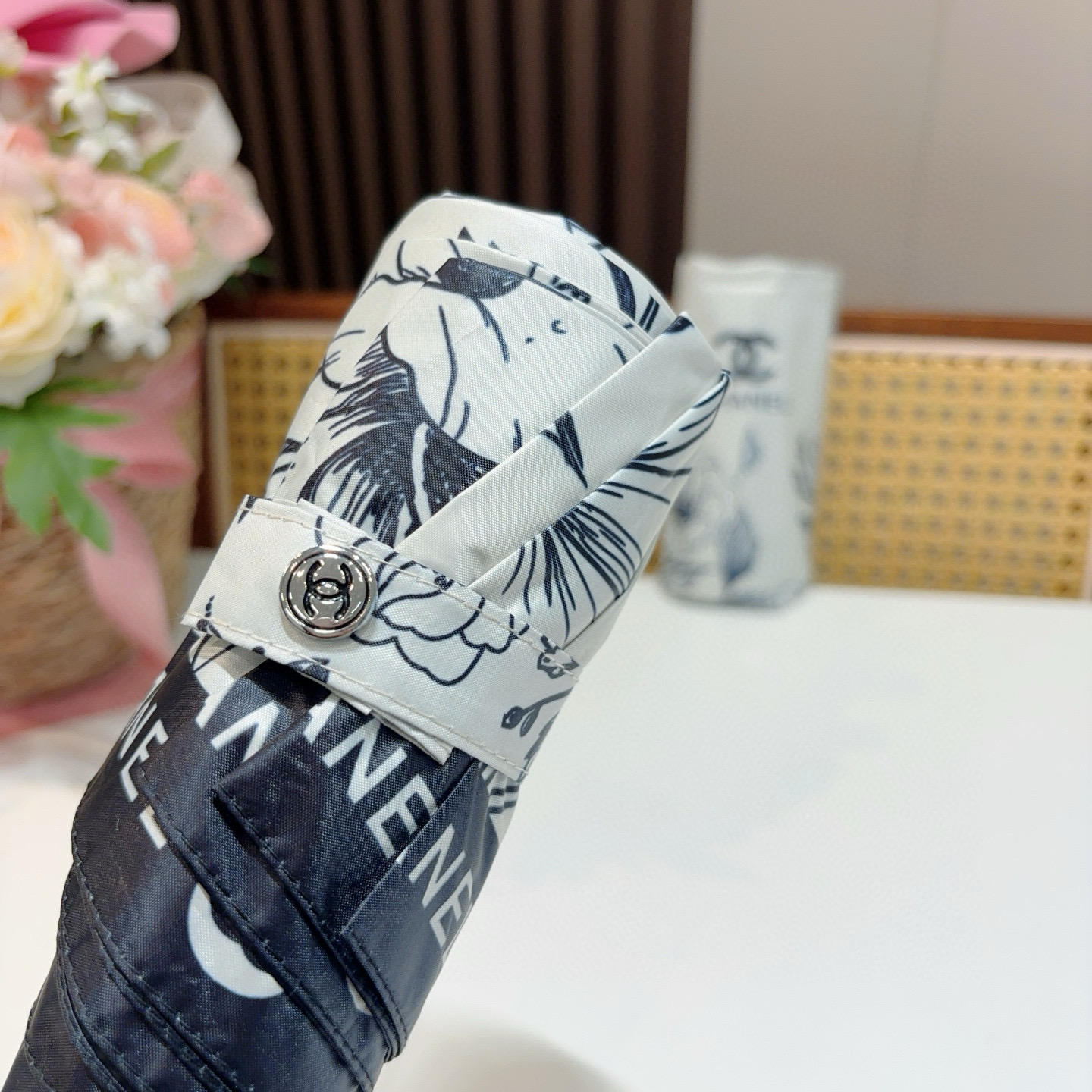  CHANEL（香奈儿）五折手动折叠晴雨伞 选用台湾进口UV防紫外线伞布 原单代工级品质  🌹
