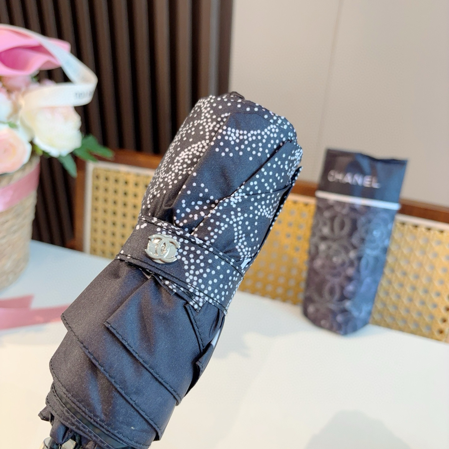  CHANEL（香奈儿）五折手动折叠晴雨伞 选用台湾进口UV防紫外线伞布 原单代工级品质  🌹