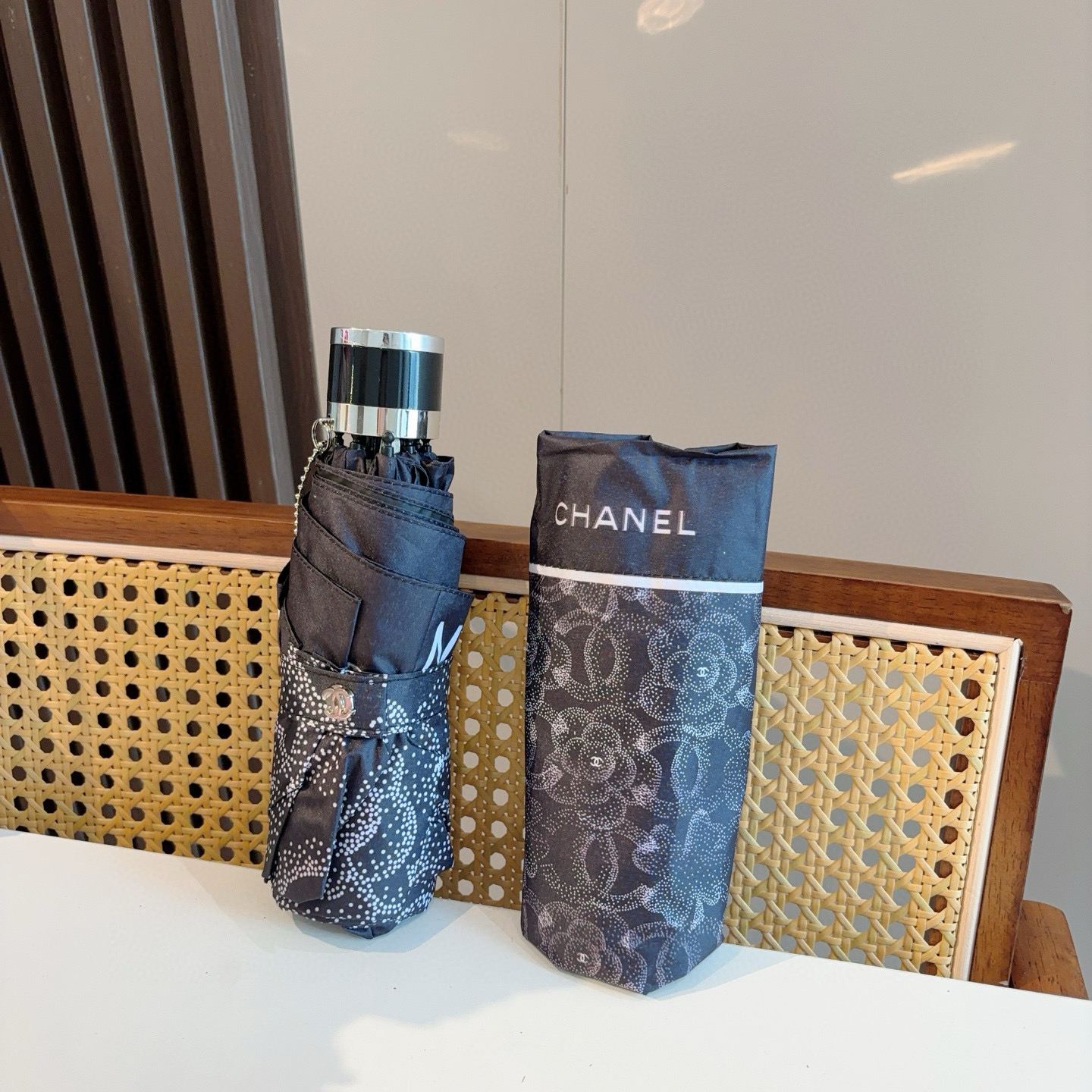  CHANEL（香奈儿）五折手动折叠晴雨伞 选用台湾进口UV防紫外线伞布 原单代工级品质  🌹