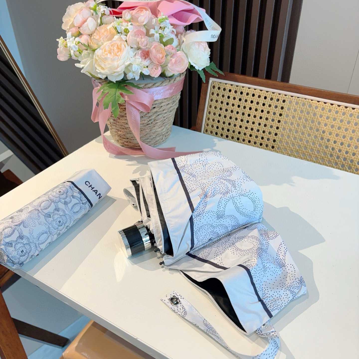  CHANEL（香奈儿）五折手动折叠晴雨伞 选用台湾进口UV防紫外线伞布 原单代工级品质  🌹