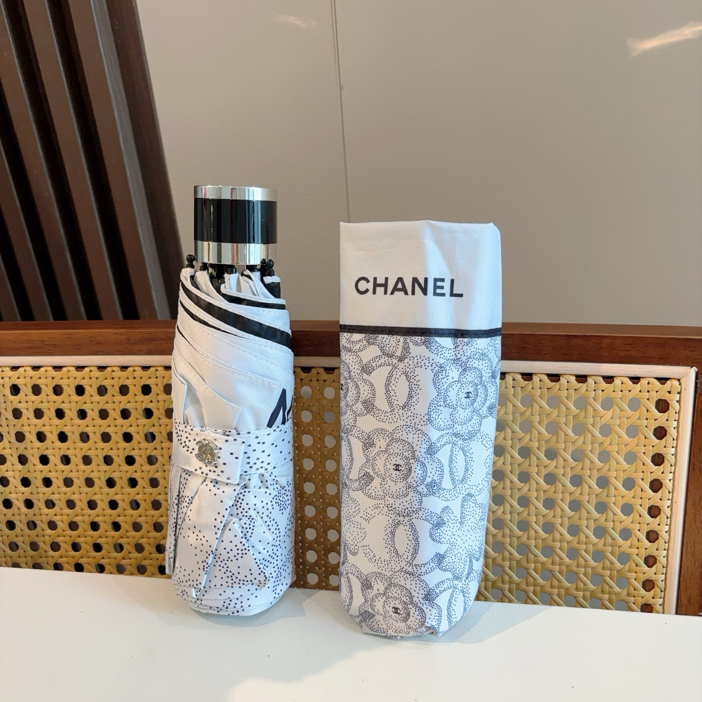  CHANEL（香奈儿）五折手动折叠晴雨伞 选用台湾进口UV防紫外线伞布 原单代工级品质  🌹