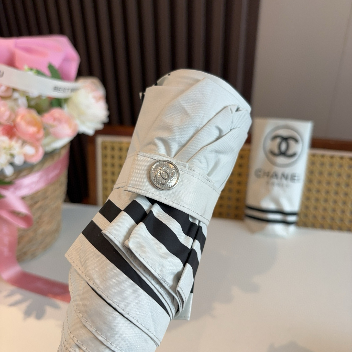  CHANEL（香奈儿）五折手动折叠晴雨伞 选用台湾进口UV防紫外线伞布 原单代工级品质  🌹