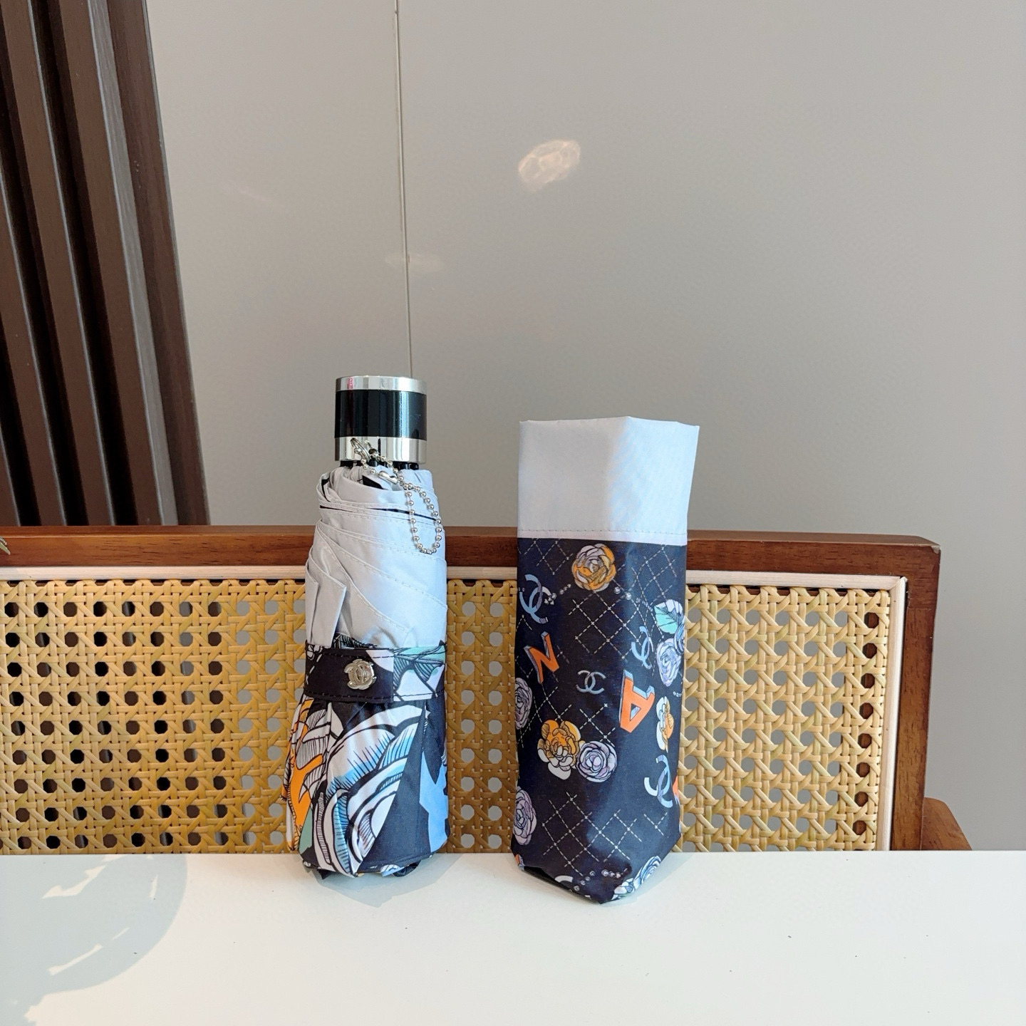  CHANEL（香奈儿）五折手动折叠晴雨伞 选用台湾进口UV防紫外线伞布 原单代工级品质  🌹
