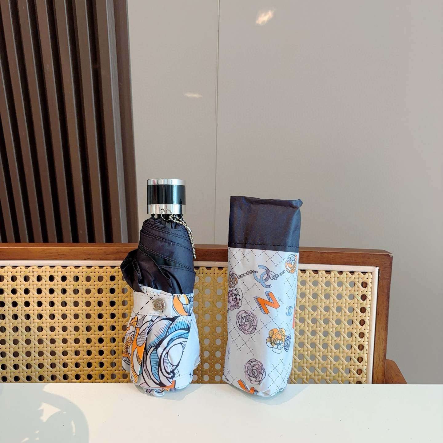  CHANEL（香奈儿）五折手动折叠晴雨伞 选用台湾进口UV防紫外线伞布 原单代工级品质  🌹