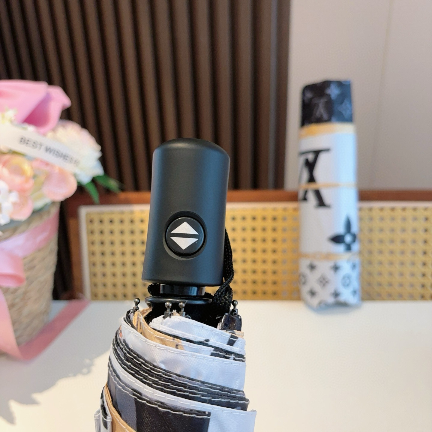 LOUIS VUITTON （路易威登）新款 三折自动折叠晴雨伞 新涂层技术深色伞面 拥有令人惊喜的遮光