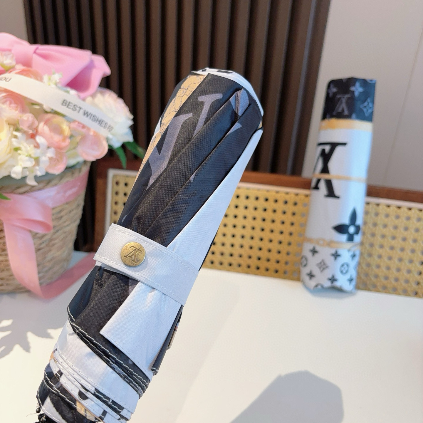 LOUIS VUITTON （路易威登）新款 三折自动折叠晴雨伞 新涂层技术深色伞面 拥有令人惊喜的遮光