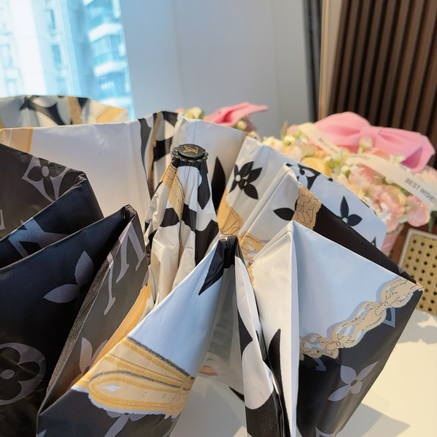 LOUIS VUITTON （路易威登）新款 三折自动折叠晴雨伞 新涂层技术深色伞面 拥有令人惊喜的遮光
