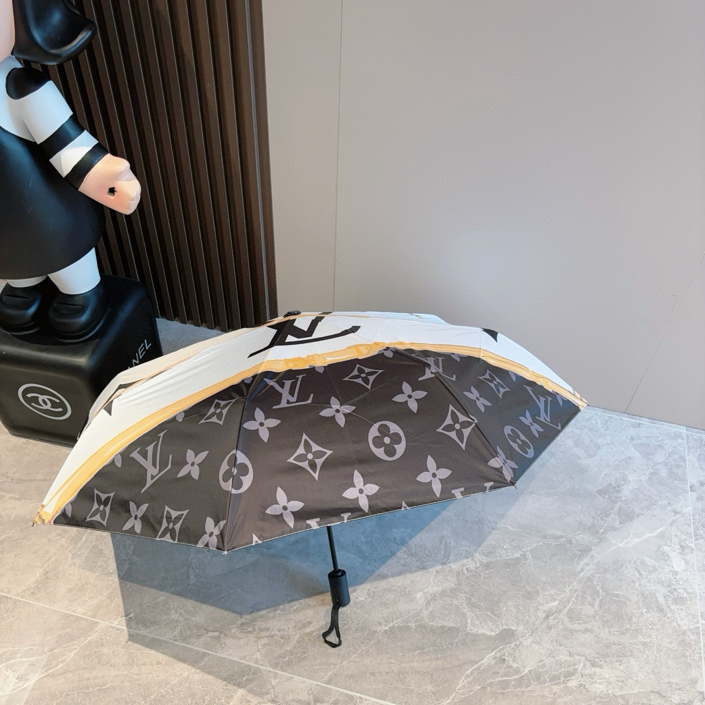 LOUIS VUITTON （路易威登）新款 三折自动折叠晴雨伞 新涂层技术深色伞面 拥有令人惊喜的遮光