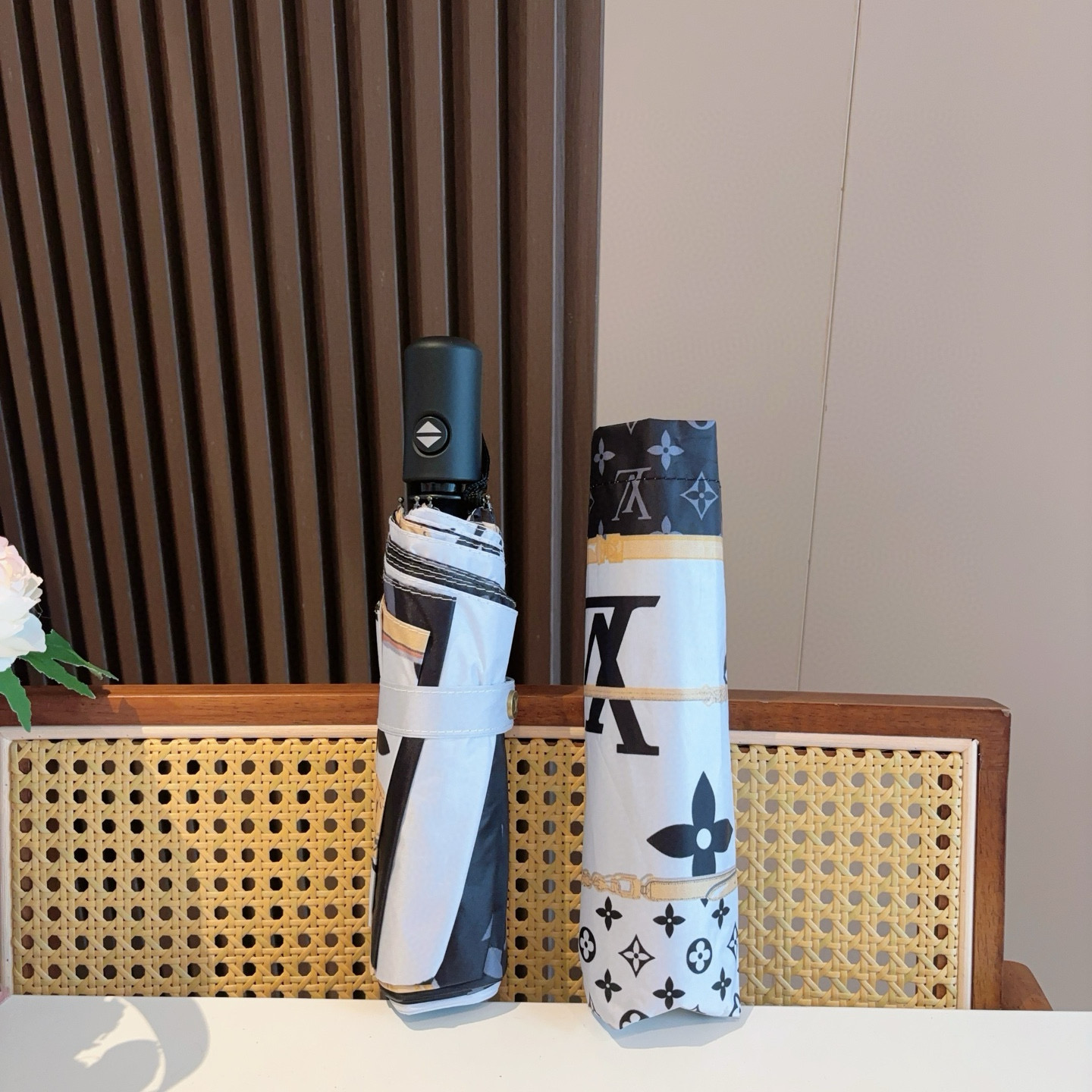 LOUIS VUITTON （路易威登）新款 三折自动折叠晴雨伞 新涂层技术深色伞面 拥有令人惊喜的遮光
