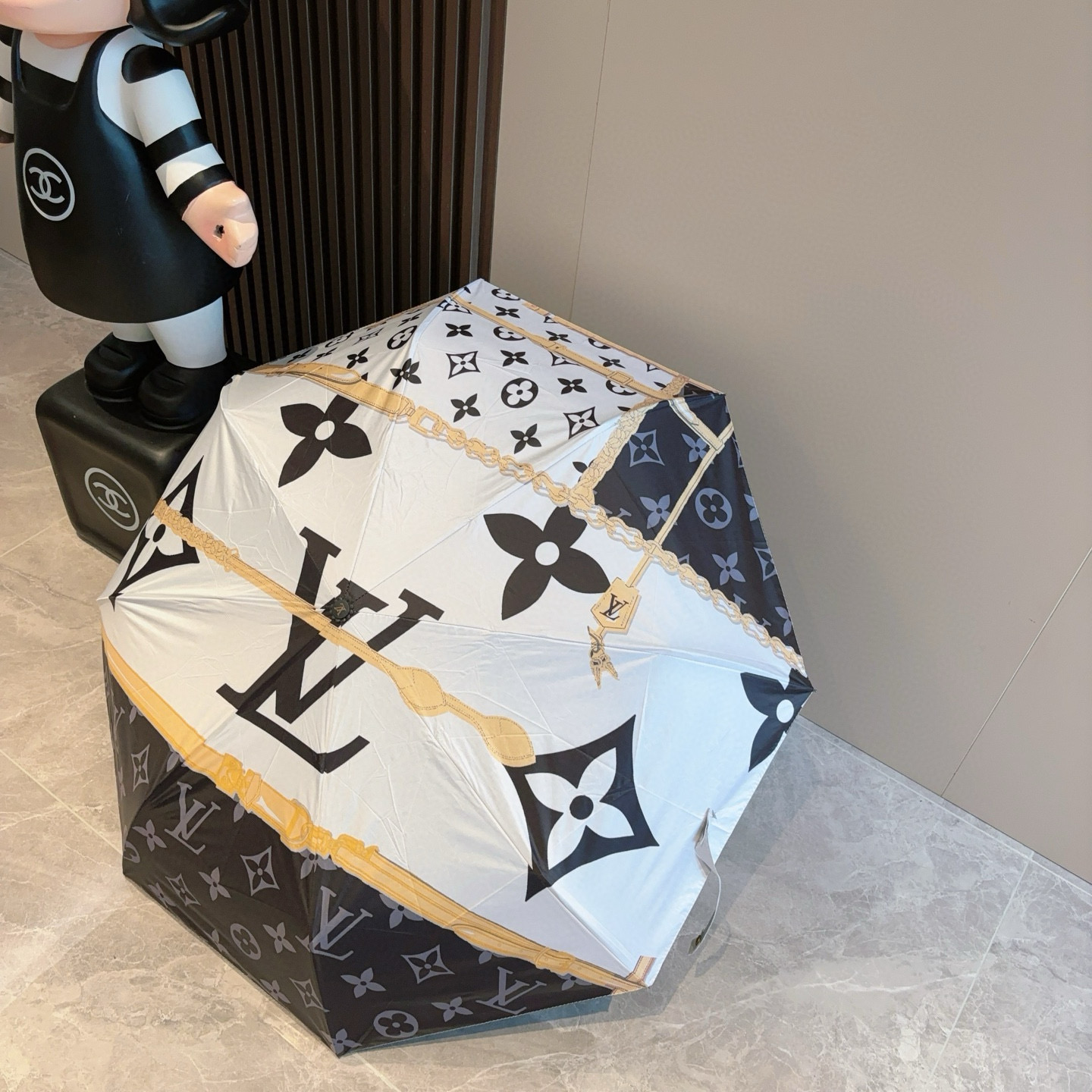LOUIS VUITTON （路易威登）新款 三折自动折叠晴雨伞 新涂层技术深色伞面 拥有令人惊喜的遮光