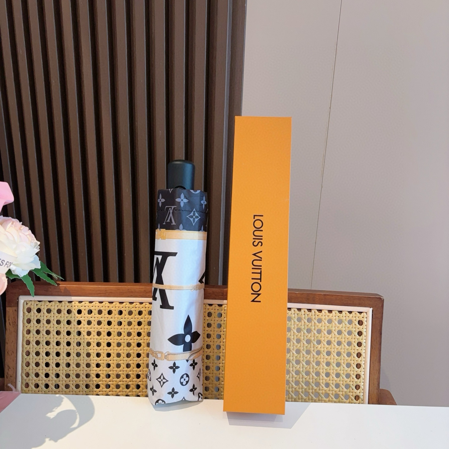 LOUIS VUITTON （路易威登）新款 三折自动折叠晴雨伞 新涂层技术深色伞面 拥有令人惊喜的遮光