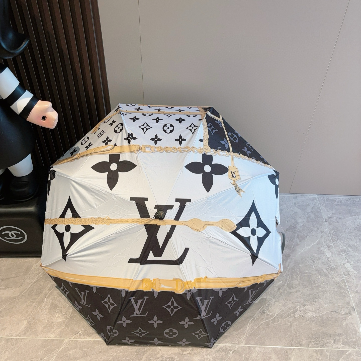 LOUIS VUITTON （路易威登）新款 三折自动折叠晴雨伞 新涂层技术深色伞面 拥有令人惊喜的遮光