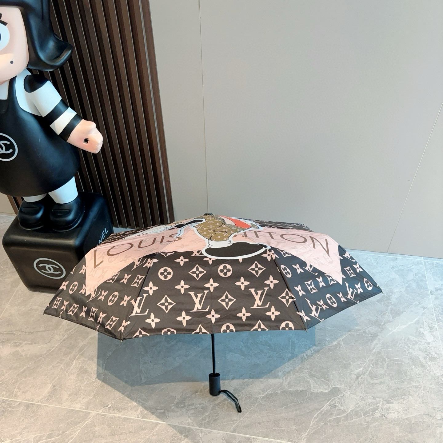 LOUIS VUITTON （路易威登）新款 三折自动折叠晴雨伞 新涂层技术深色伞面 拥有令人惊喜的遮光