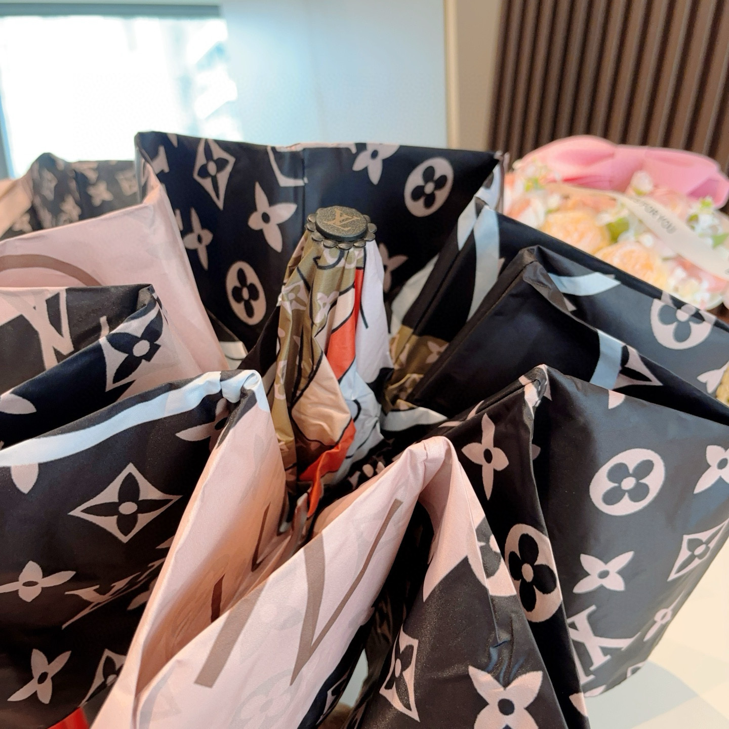 LOUIS VUITTON （路易威登）新款 三折自动折叠晴雨伞 新涂层技术深色伞面 拥有令人惊喜的遮光