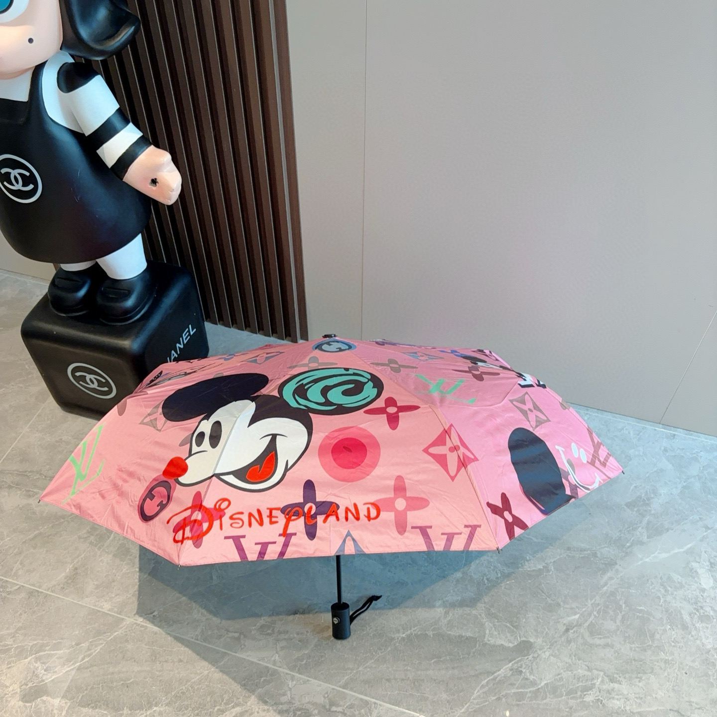 LOUIS VUITTON （路易威登）新款 三折自动折叠晴雨伞 新涂层技术深色伞面 拥有令人惊喜的遮光