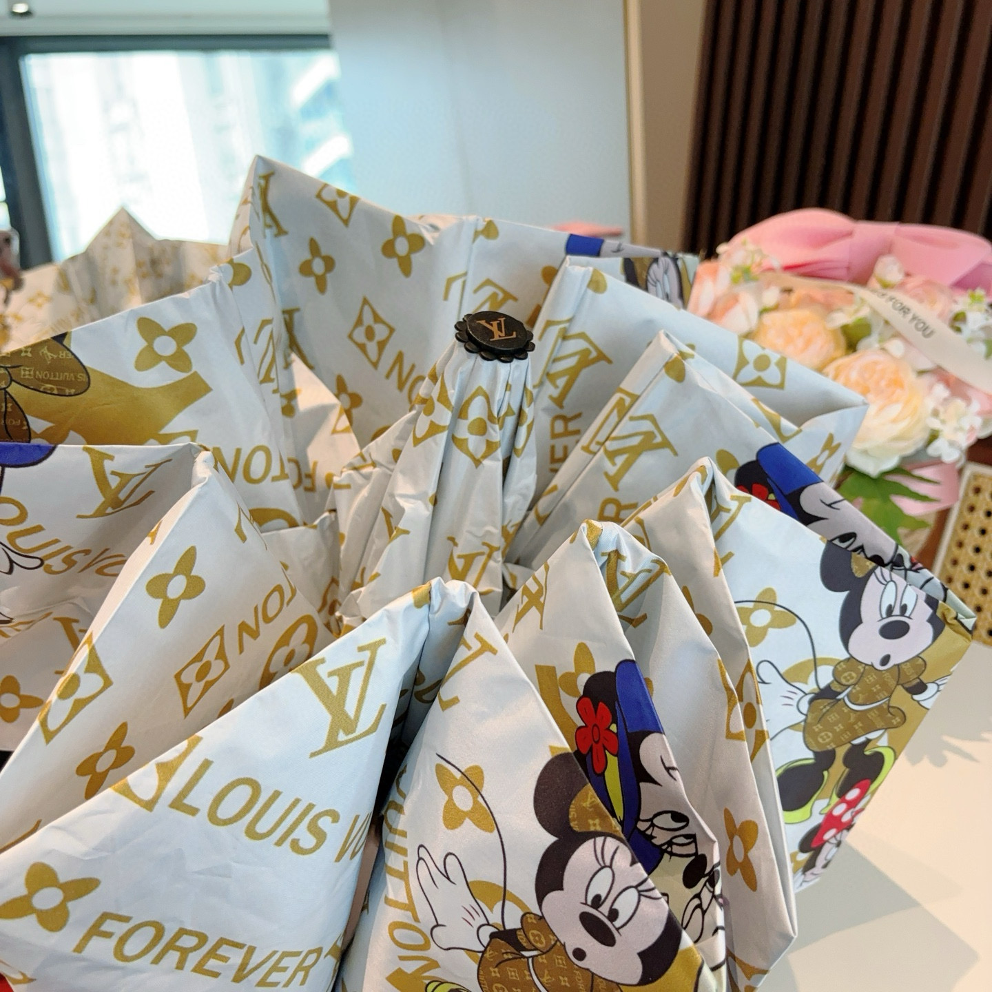 LOUIS VUITTON （路易威登）新款 三折自动折叠晴雨伞 新涂层技术深色伞面 拥有令人惊喜的遮光