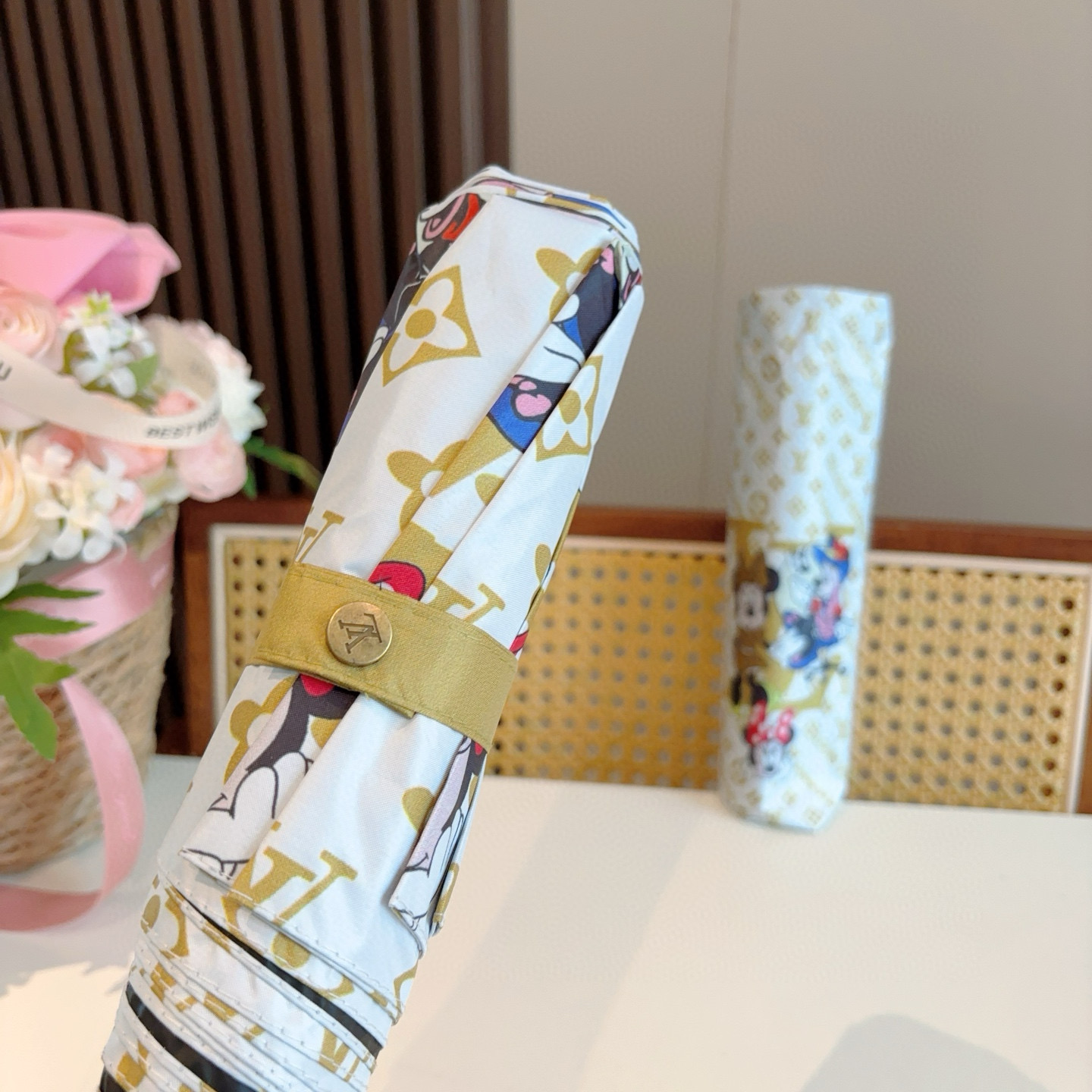 LOUIS VUITTON （路易威登）新款 三折自动折叠晴雨伞 新涂层技术深色伞面 拥有令人惊喜的遮光