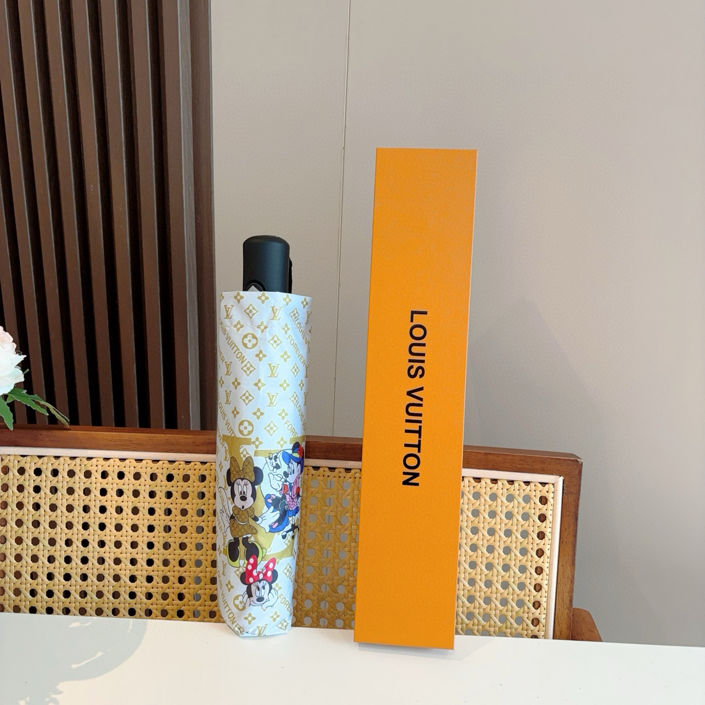 LOUIS VUITTON （路易威登）新款 三折自动折叠晴雨伞 新涂层技术深色伞面 拥有令人惊喜的遮光