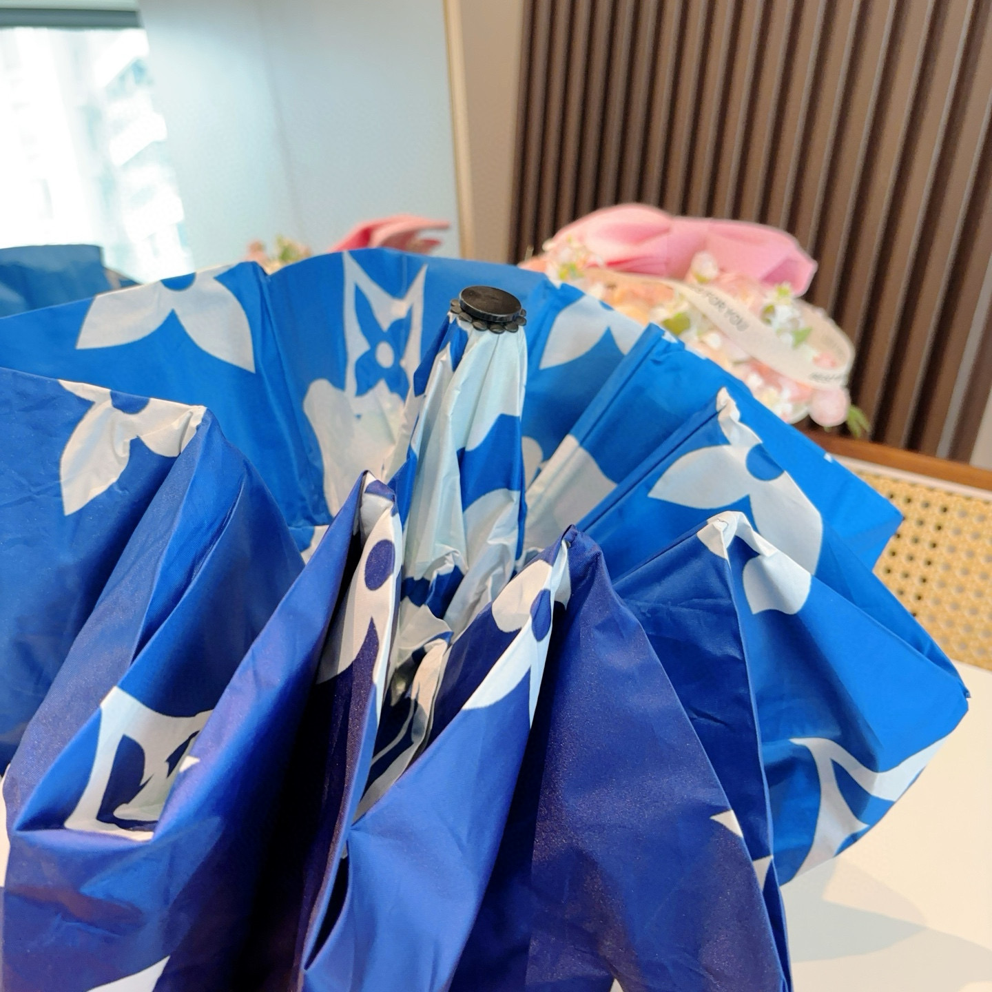 LOUIS VUITTON （路易威登）新款 三折自动折叠晴雨伞 新涂层技术深色伞面 拥有令人惊喜的遮光