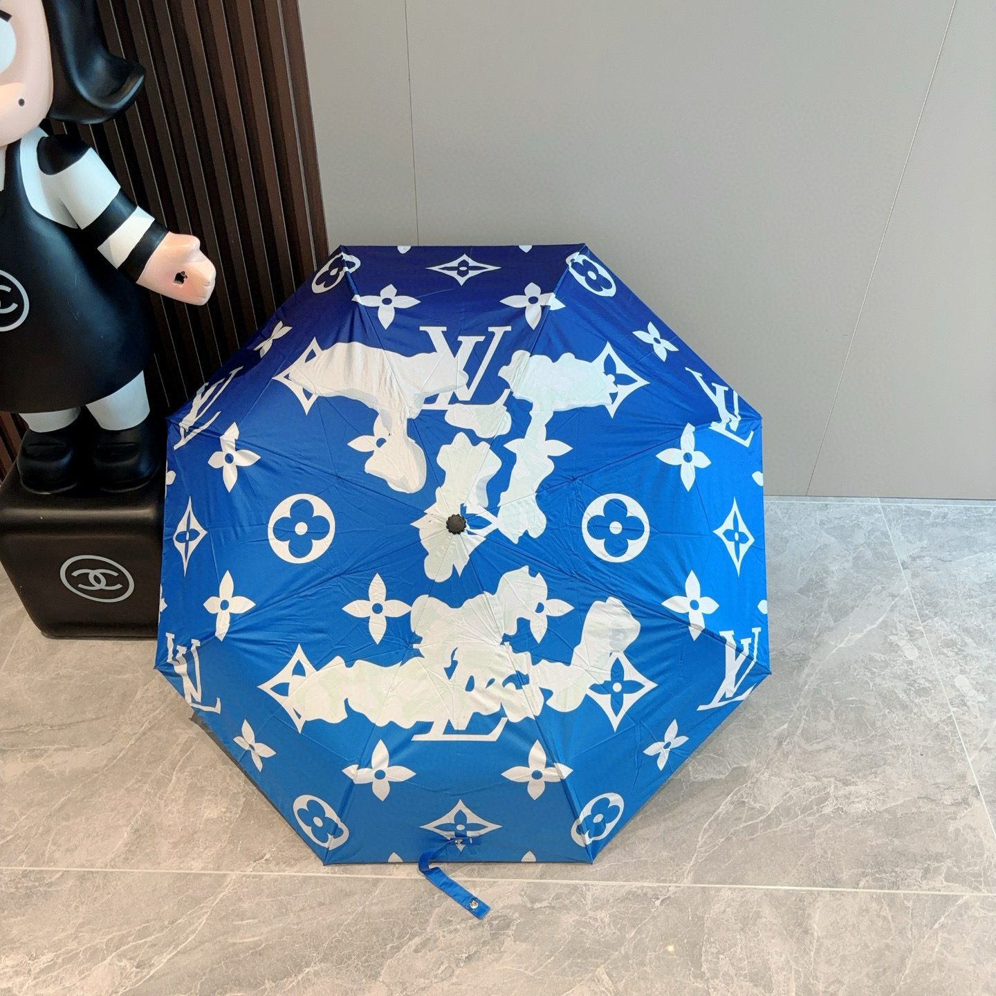 LOUIS VUITTON （路易威登）新款 三折自动折叠晴雨伞 新涂层技术深色伞面 拥有令人惊喜的遮光
