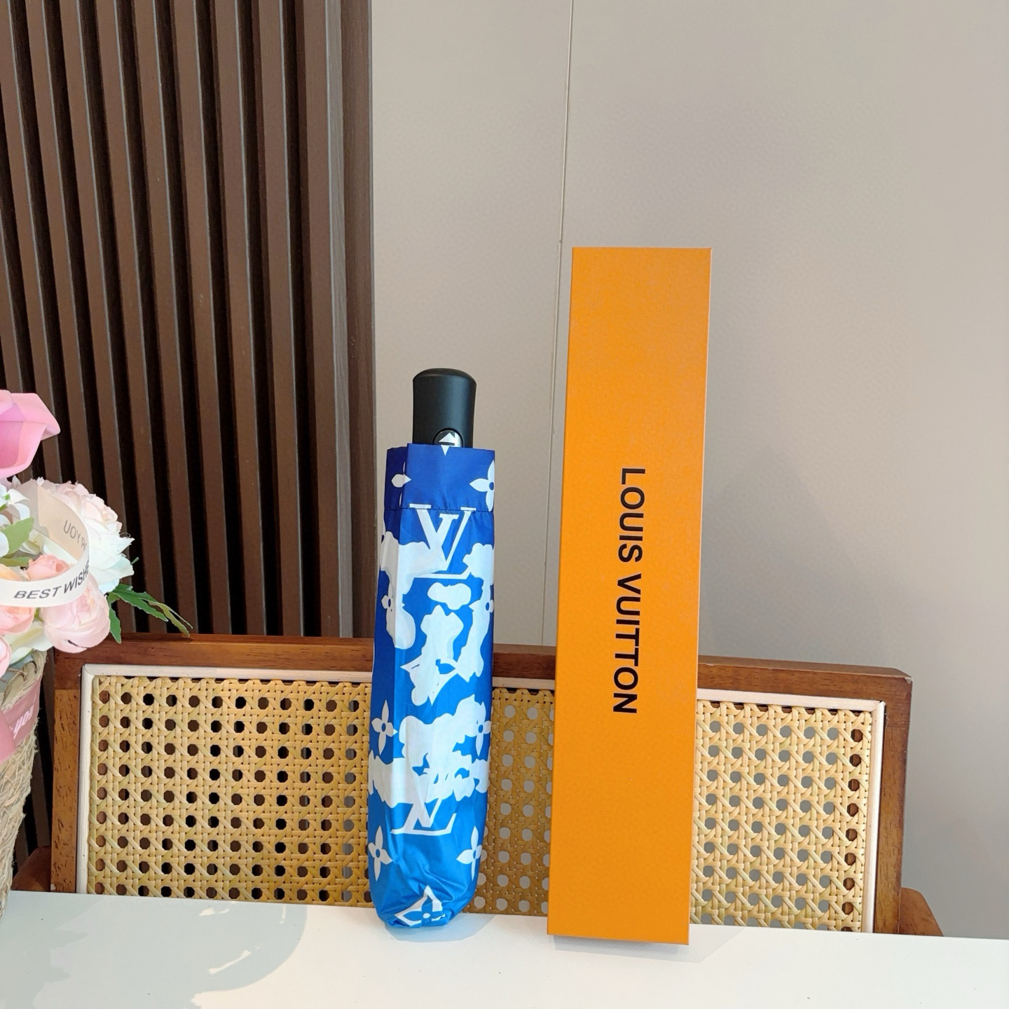 LOUIS VUITTON （路易威登）新款 三折自动折叠晴雨伞 新涂层技术深色伞面 拥有令人惊喜的遮光