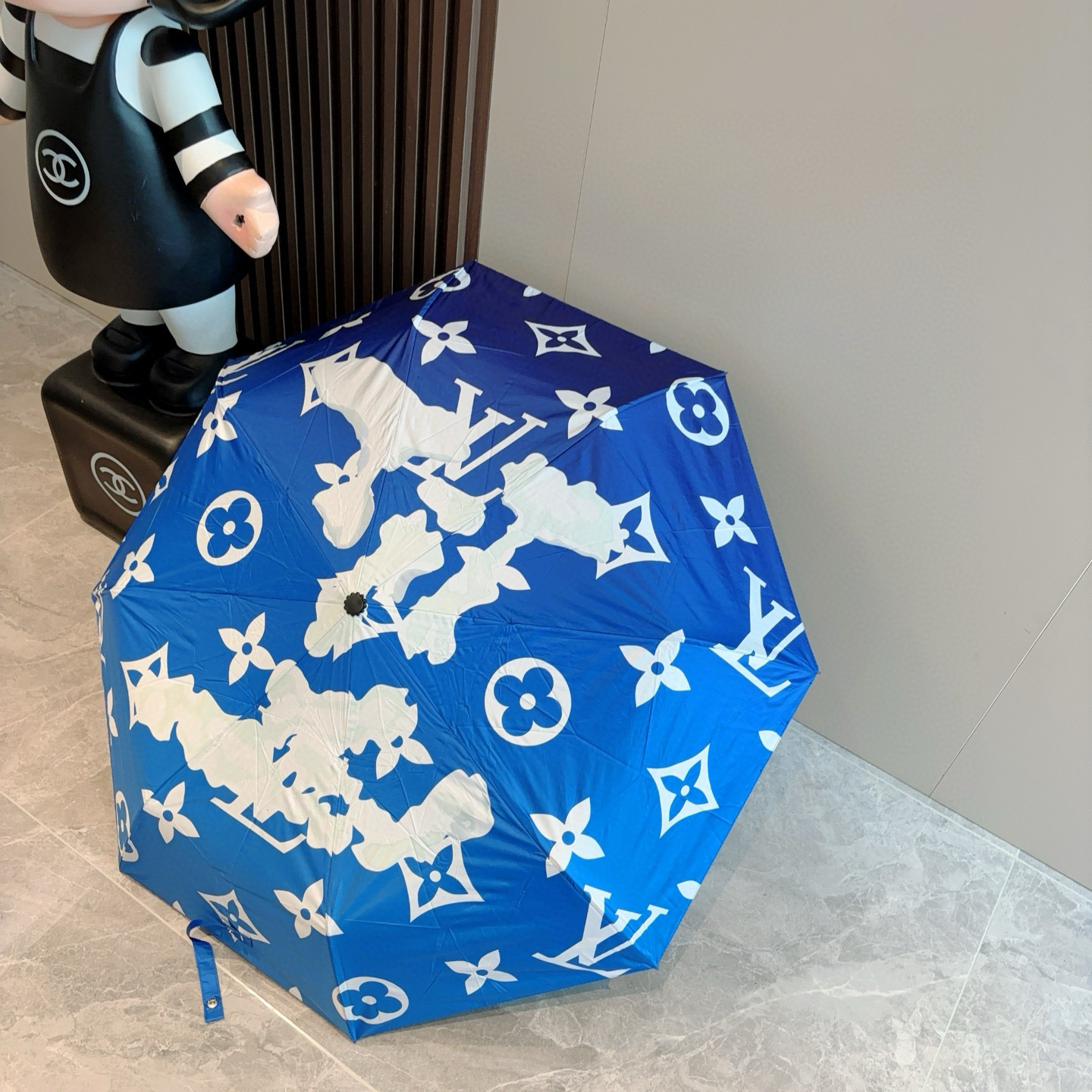 LOUIS VUITTON （路易威登）新款 三折自动折叠晴雨伞 新涂层技术深色伞面 拥有令人惊喜的遮光