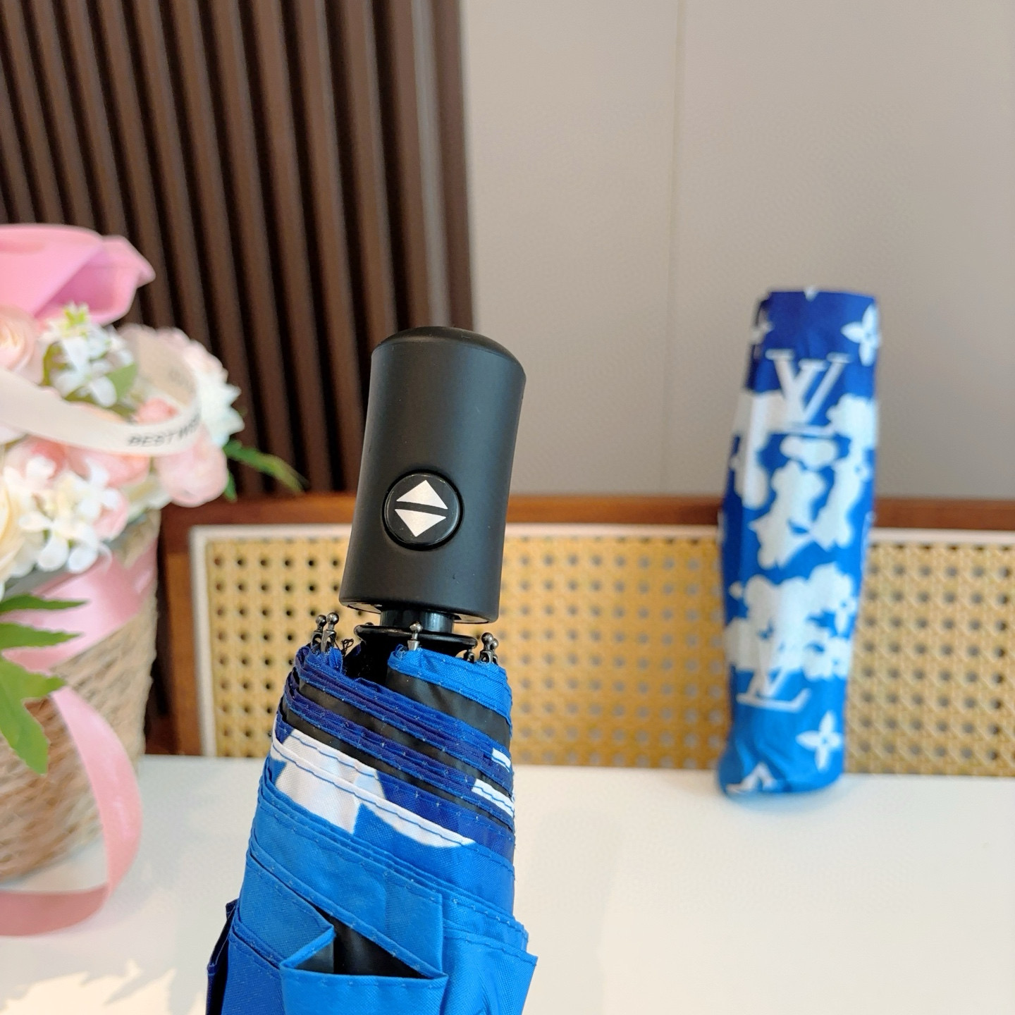 LOUIS VUITTON （路易威登）新款 三折自动折叠晴雨伞 新涂层技术深色伞面 拥有令人惊喜的遮光