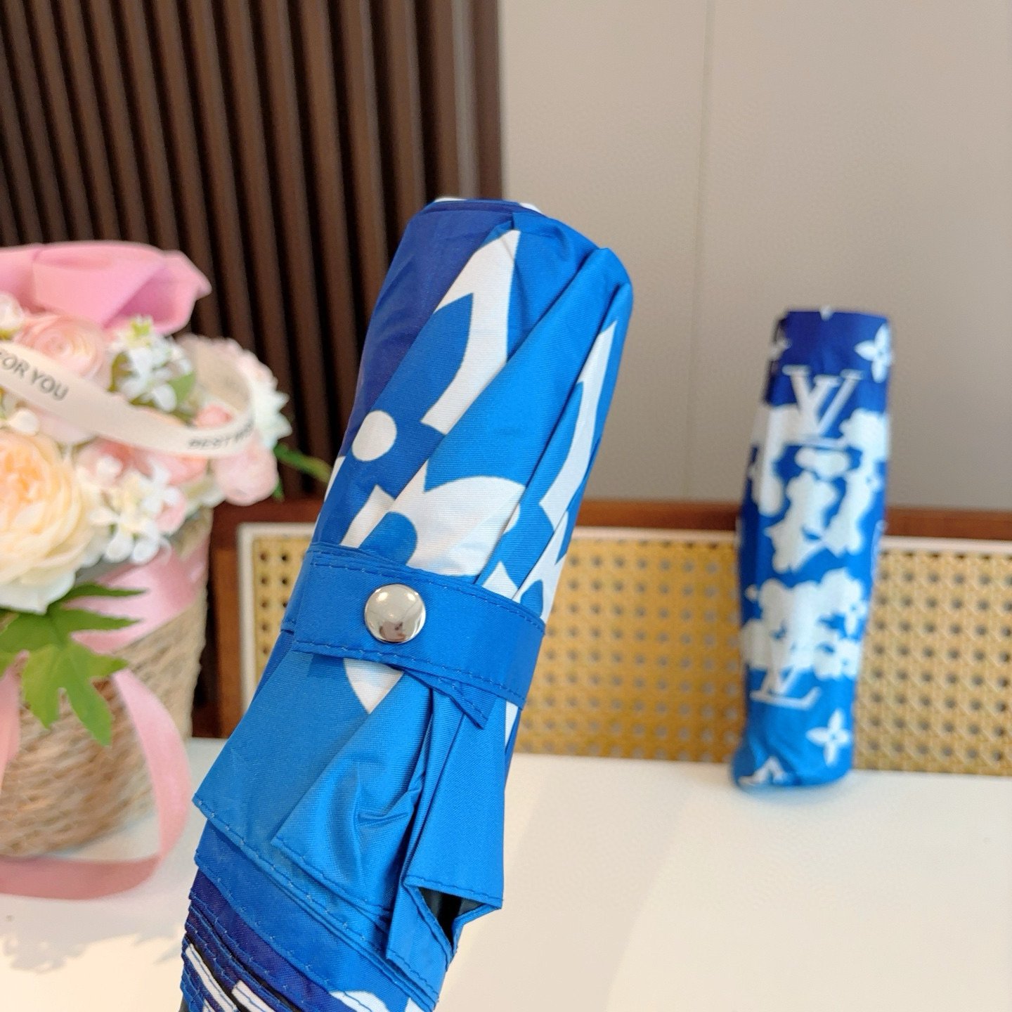 LOUIS VUITTON （路易威登）新款 三折自动折叠晴雨伞 新涂层技术深色伞面 拥有令人惊喜的遮光
