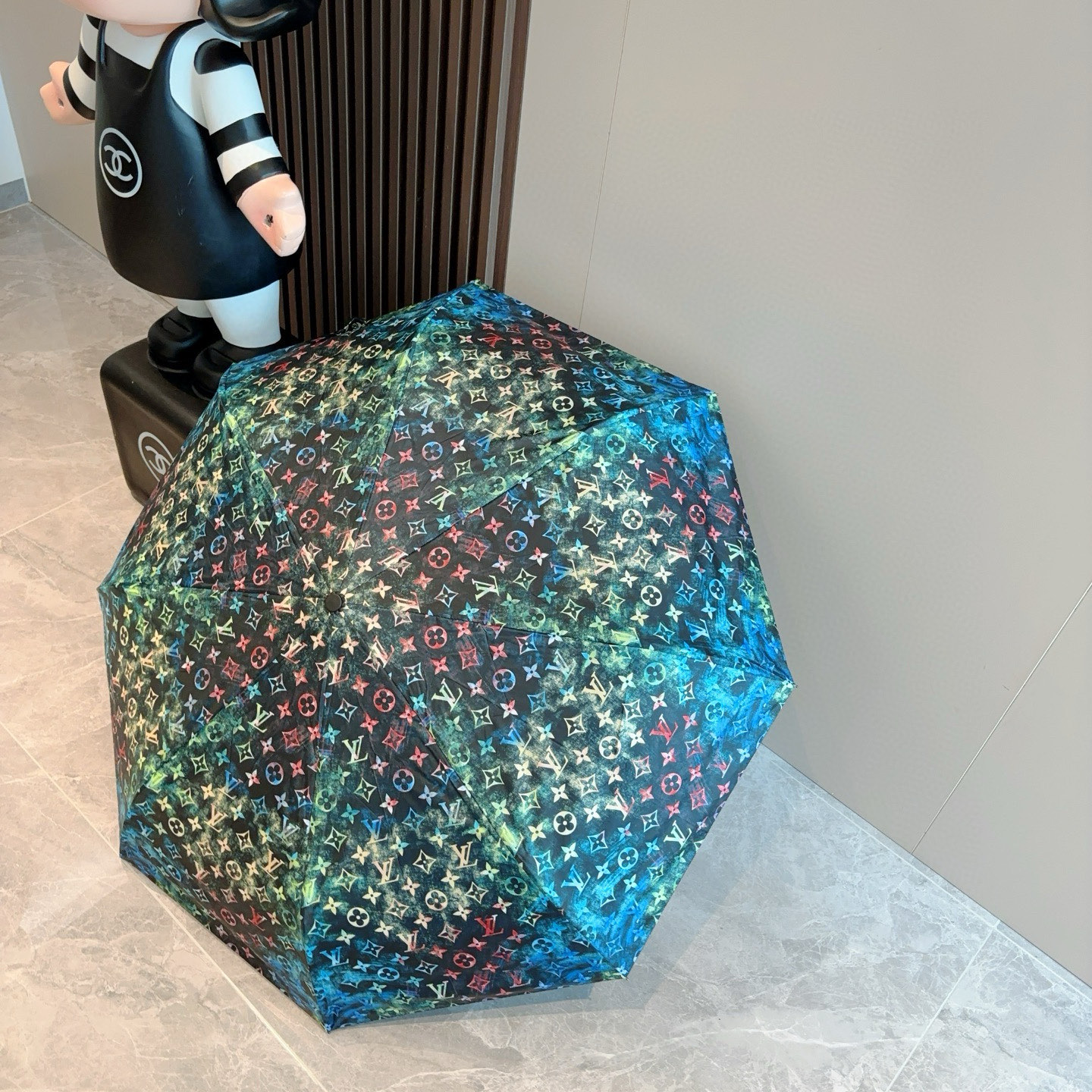 LOUIS VUITTON （路易威登）新款 三折自动折叠晴雨伞 新涂层技术深色伞面 拥有令人惊喜的遮光
