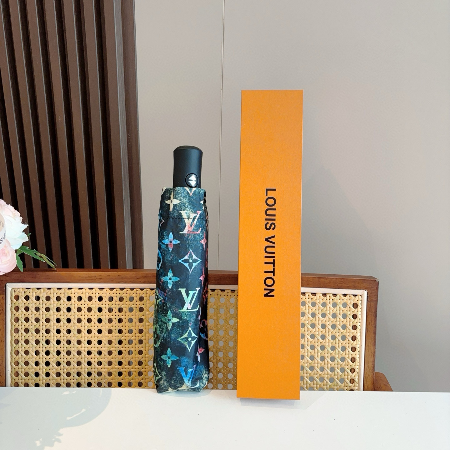 LOUIS VUITTON （路易威登）新款 三折自动折叠晴雨伞 新涂层技术深色伞面 拥有令人惊喜的遮光