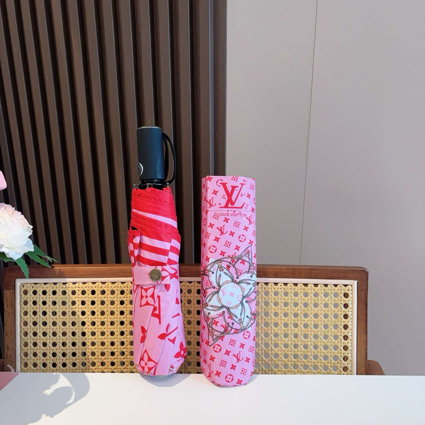 LOUIS VUITTON （路易威登）新款 三折自动折叠晴雨伞 新涂层技术深色伞面 拥有令人惊喜的遮光