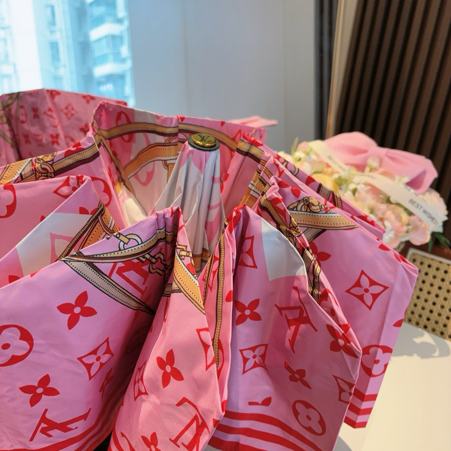 LOUIS VUITTON （路易威登）新款 三折自动折叠晴雨伞 新涂层技术深色伞面 拥有令人惊喜的遮光